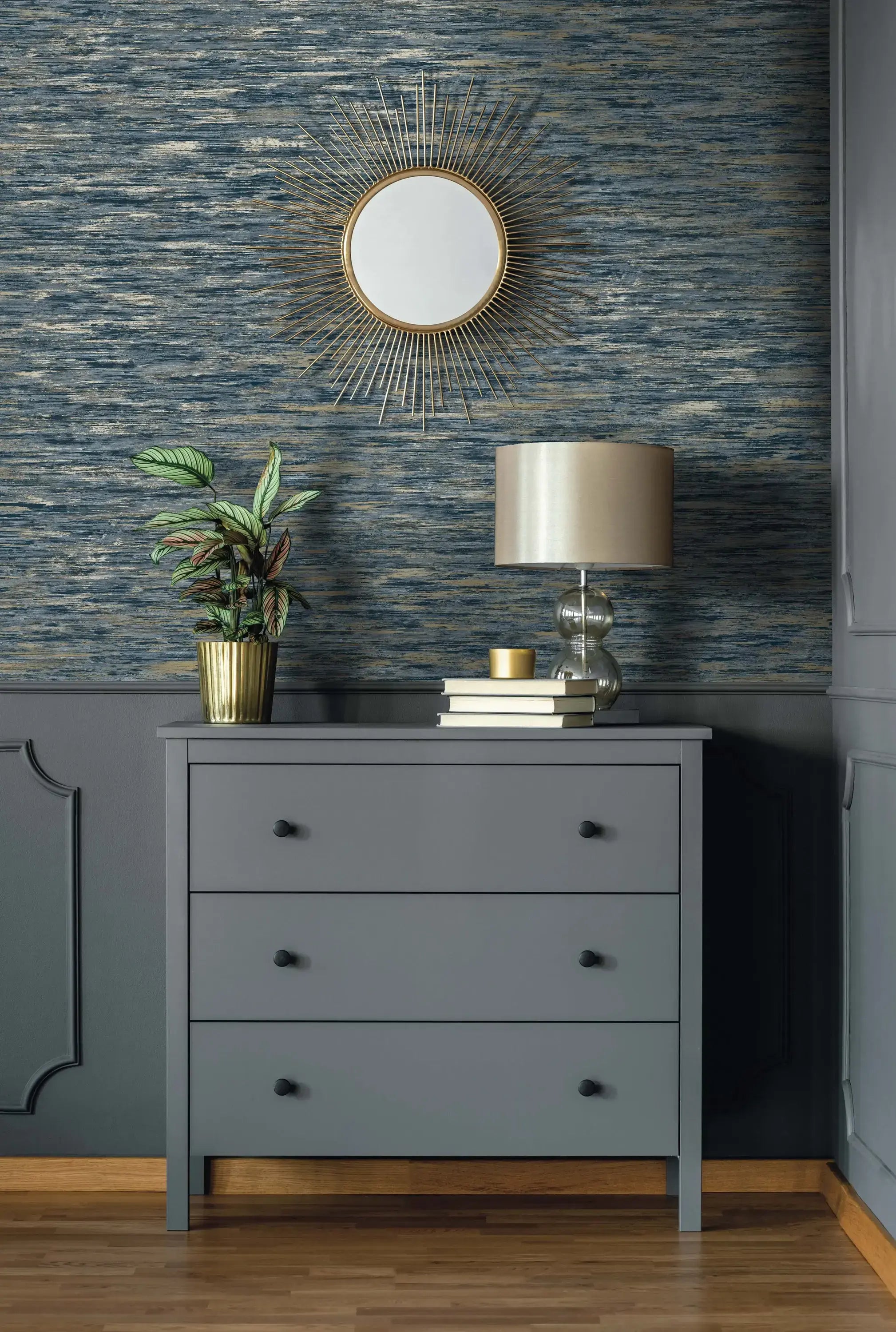 Designinteriør med Reine - Navy tapet fra Nicetapet.dk, komplet med grå kommode, lampe, spejl og plante.