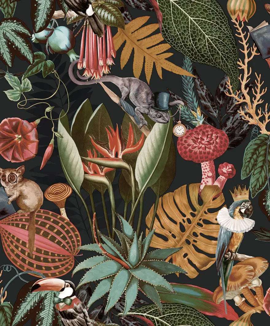 Reverie - Black tapet med detaljerede illustrationer af eksotiske planter, dyr og farverig fauna på en mørk baggrund.