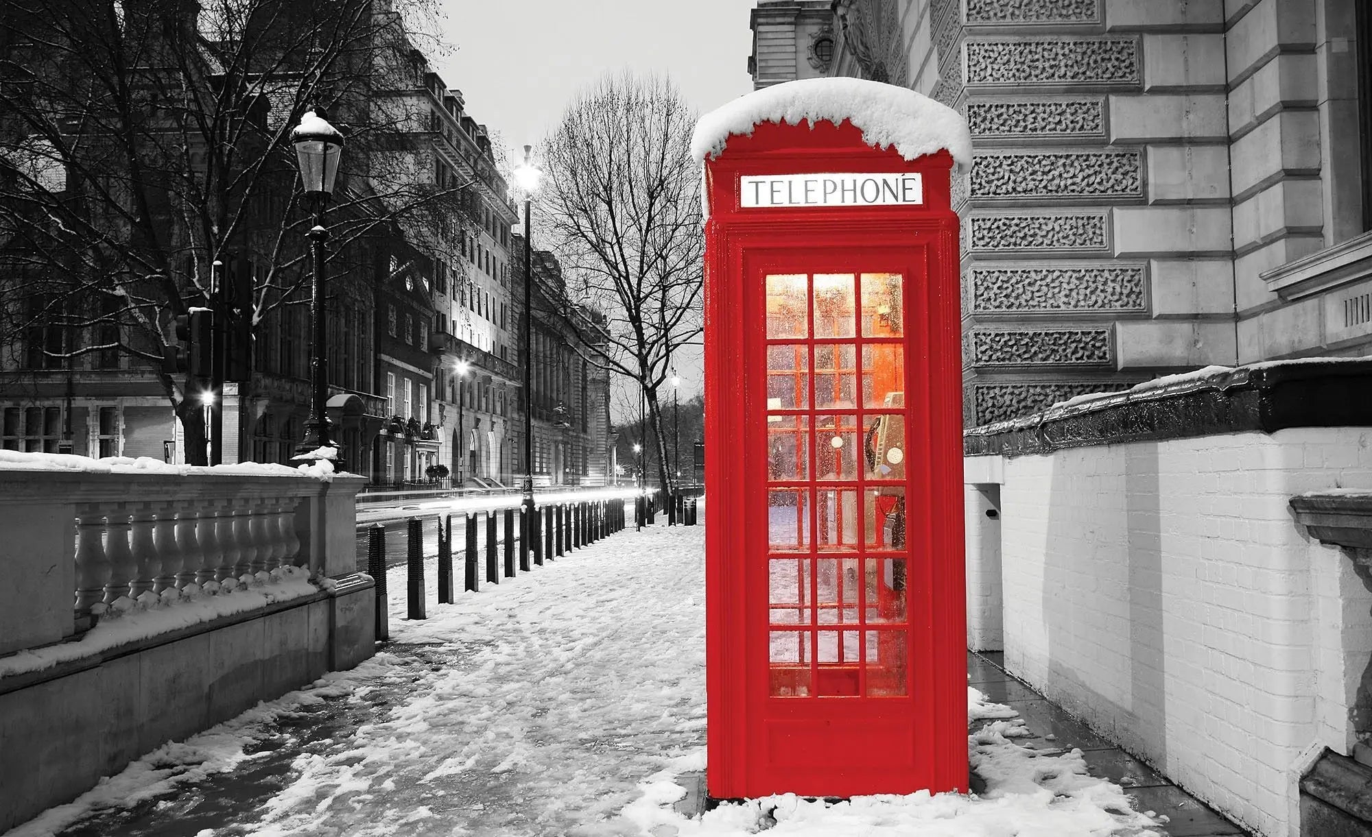 Billede 1 af Fototapet - Rød telefonboks i snedækket gade i London