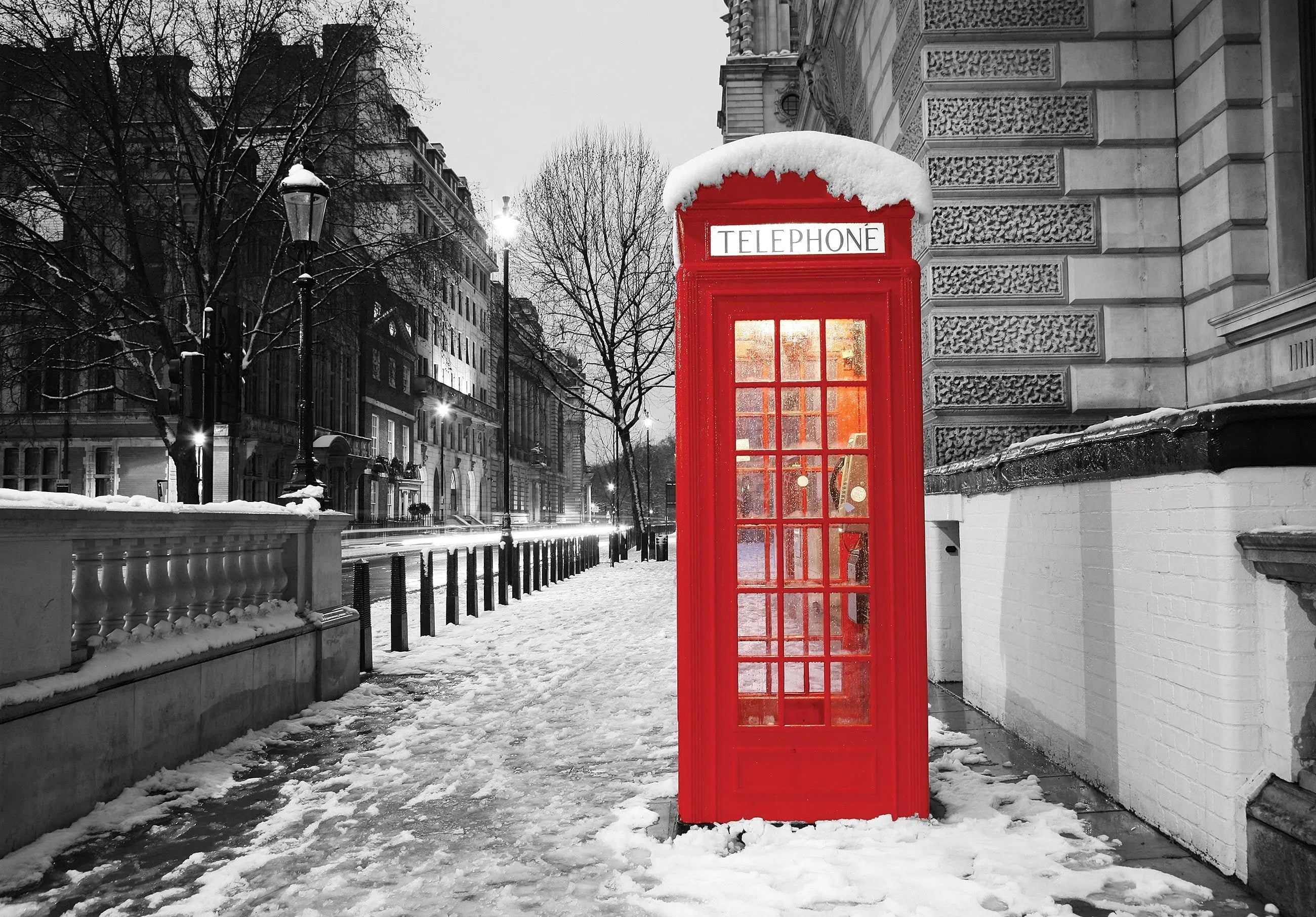 Billede 4 af Fototapet - Rød telefonboks i snedækket gade i London