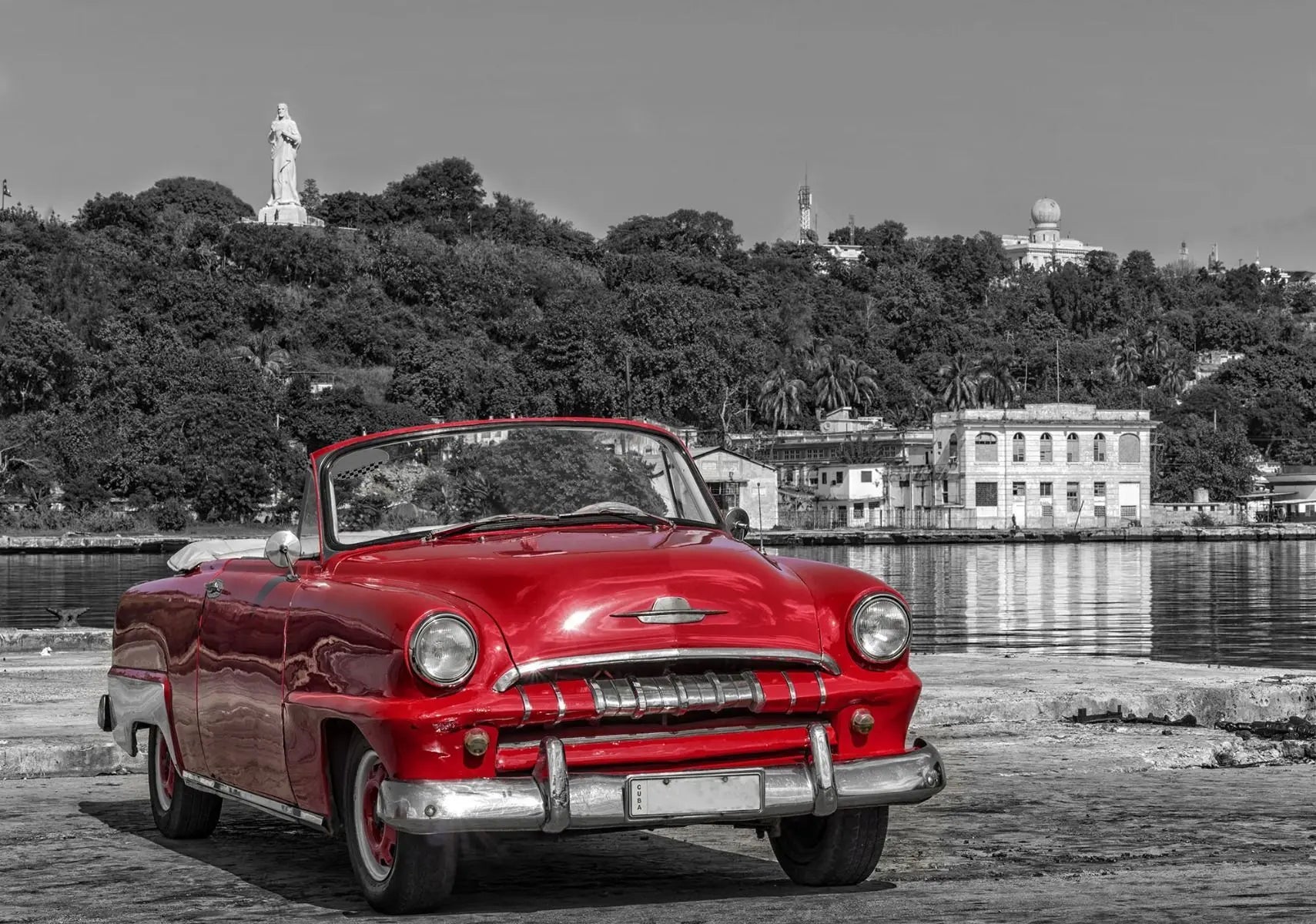 Billede 1 af Fototapet - Rød veteranbil foran sort-hvidt landskab i Havana, Cuba