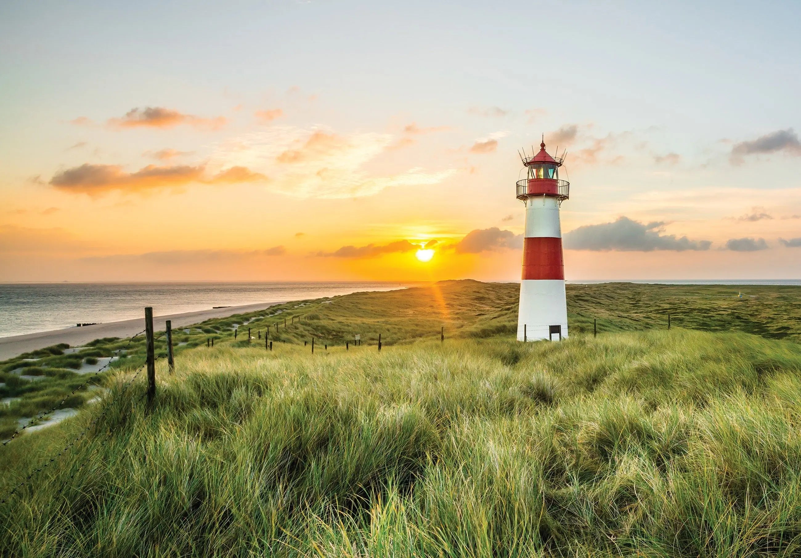 Billede 1 af Fototapet - Rødhvidt fyrtårn ved solnedgang over klitter