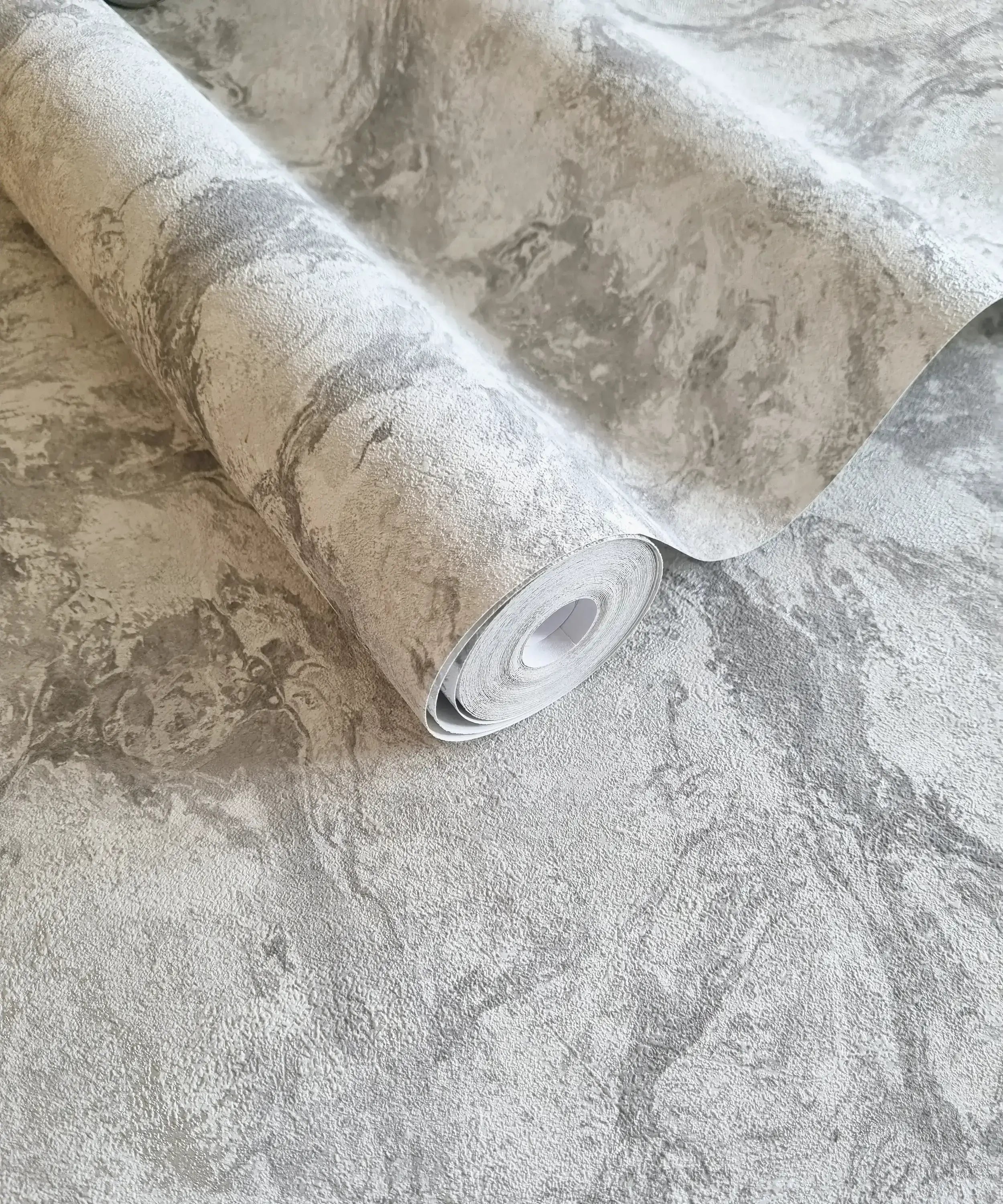 Rulle med Levanto Marble - Dove Silver tapet fra Nicetapet.dk, fremhævet for sit marmorinspirerede design i sølv og grå nuancer.