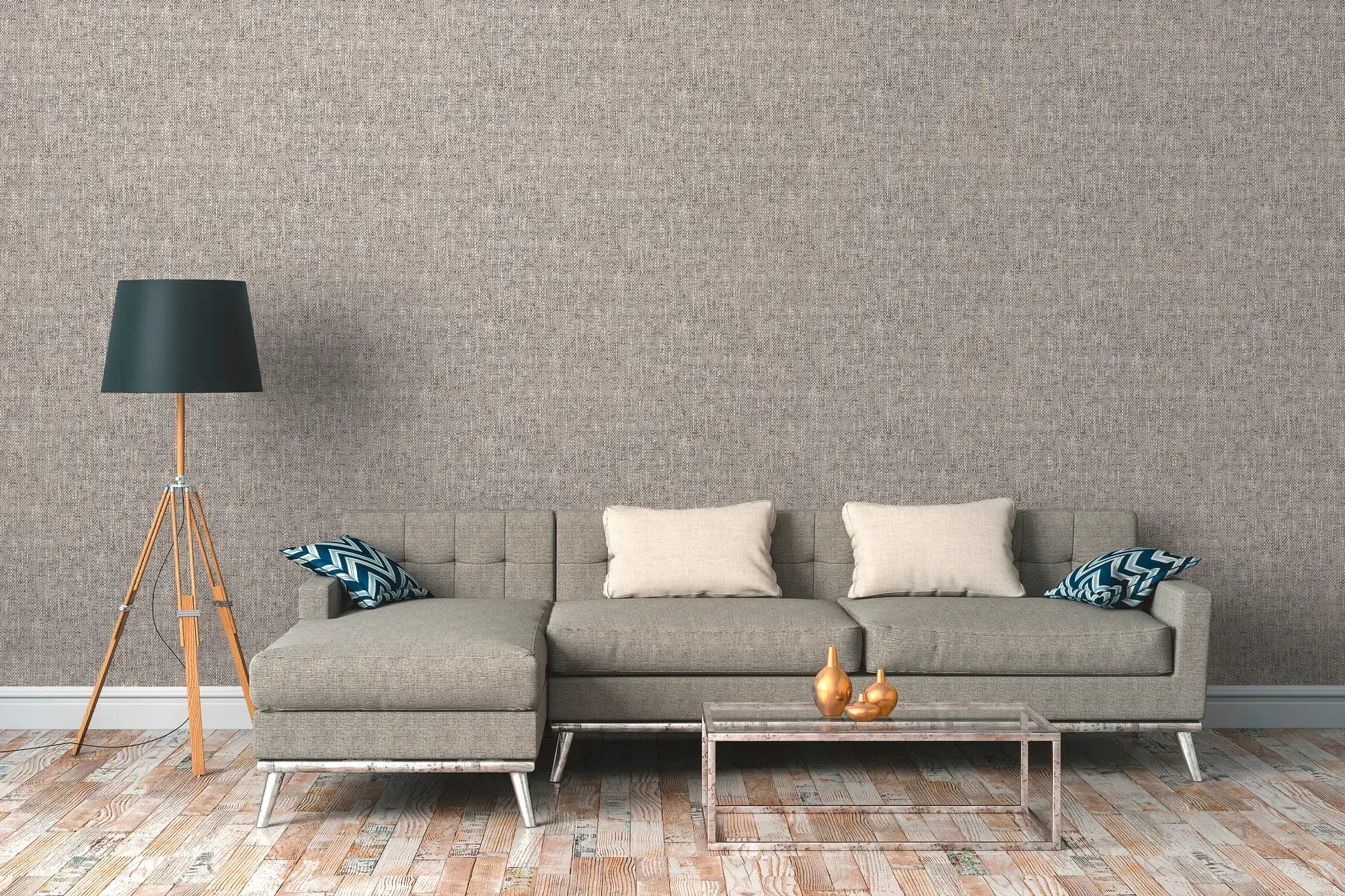 Rustic Knit - Sand tapet fra Nicetapet.dk i en moderne stue med grå sofa, gulvlampe og trægulv, der fremhæver den elegante og naturlige vægtekstur.