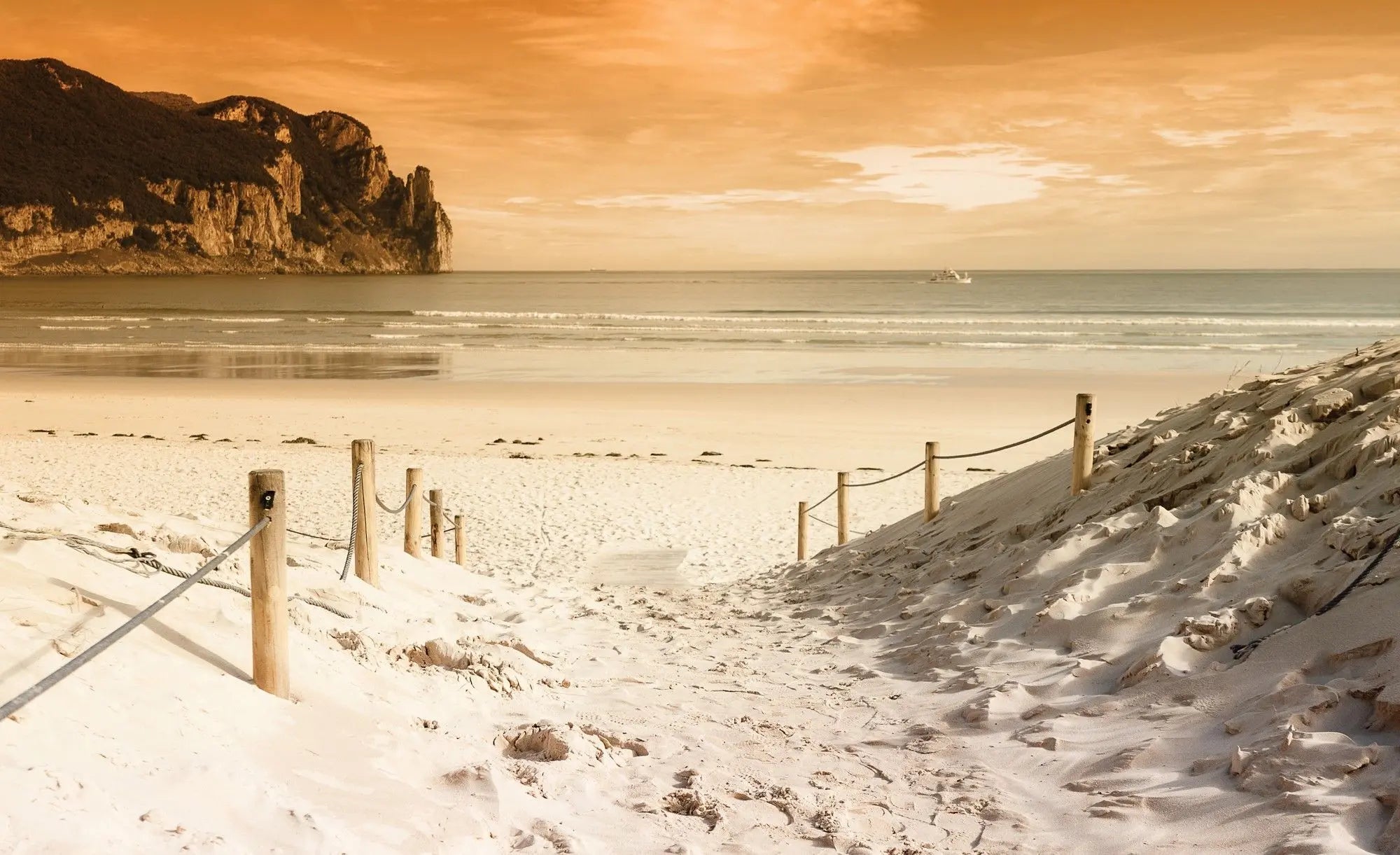 Billede 1 af Fototapet - Sandstrand med klipper og orange himmel