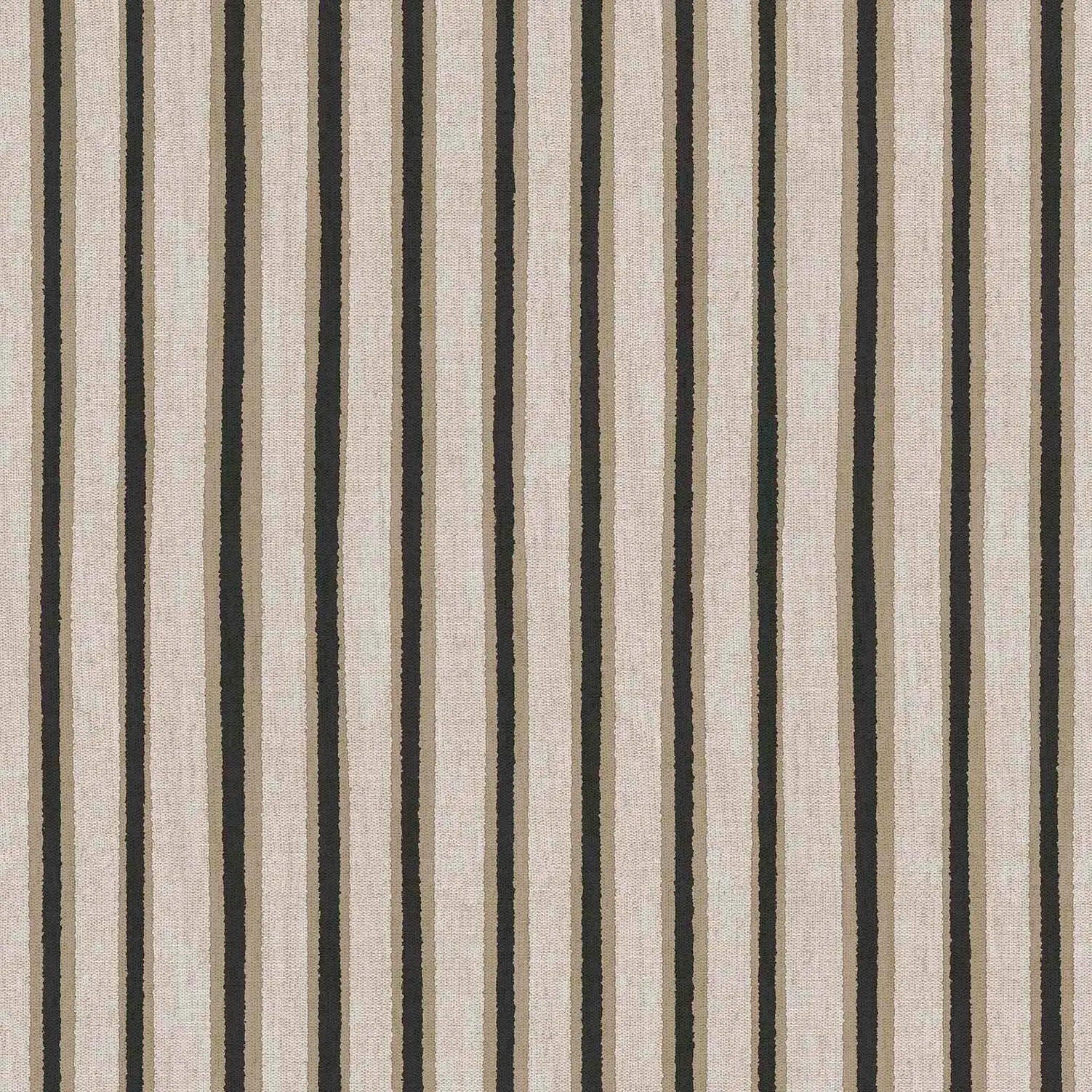 Billede af Savannah Stripes tapet fra Nicetapet.dk med lodrette striber i sort og beige nuancer.