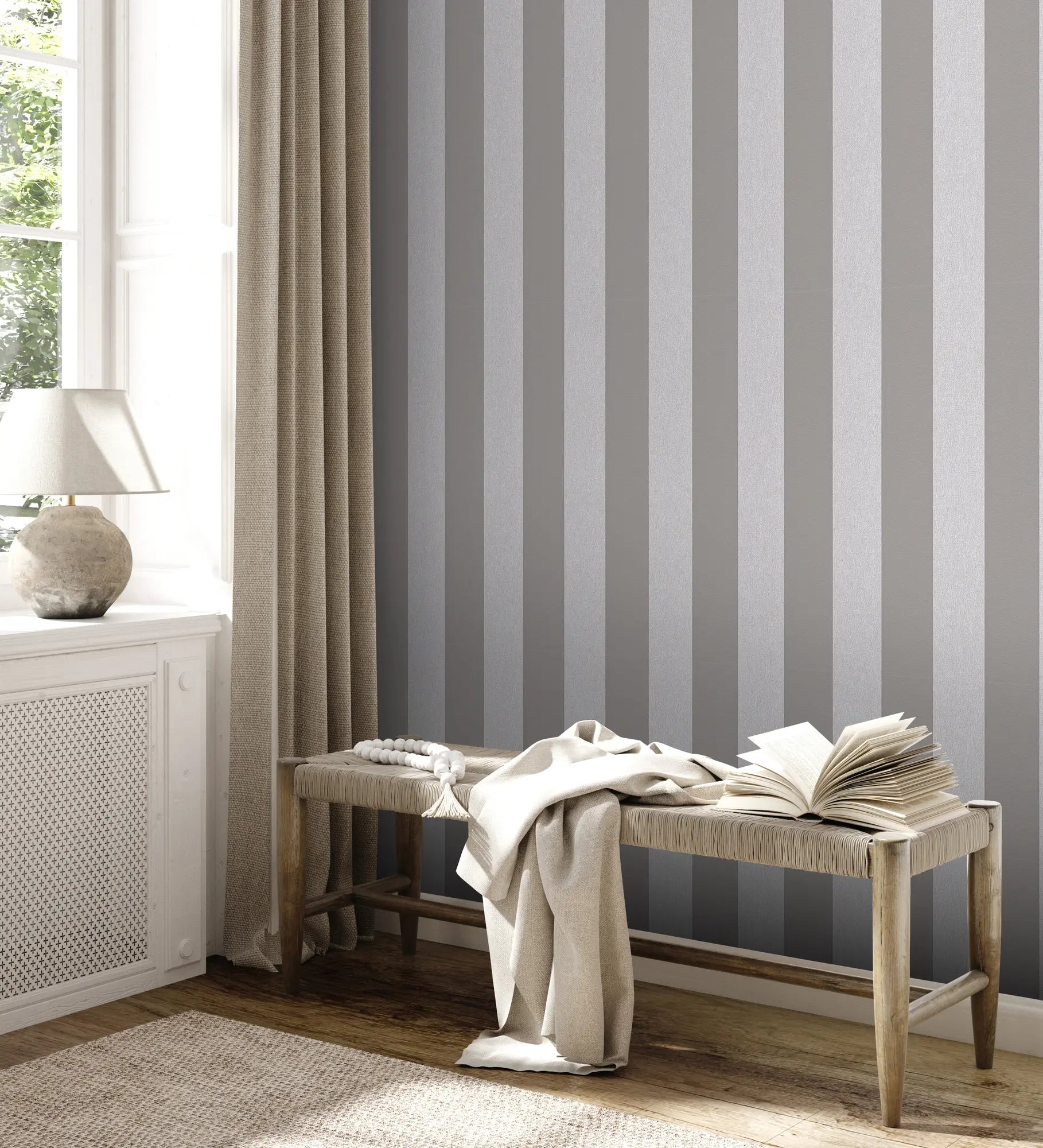 Indretning med Serene Stripes - Calm tapet fra Nicetapet.dk, der viser gråt stribet design ved siden af et vindue og en træbænk.