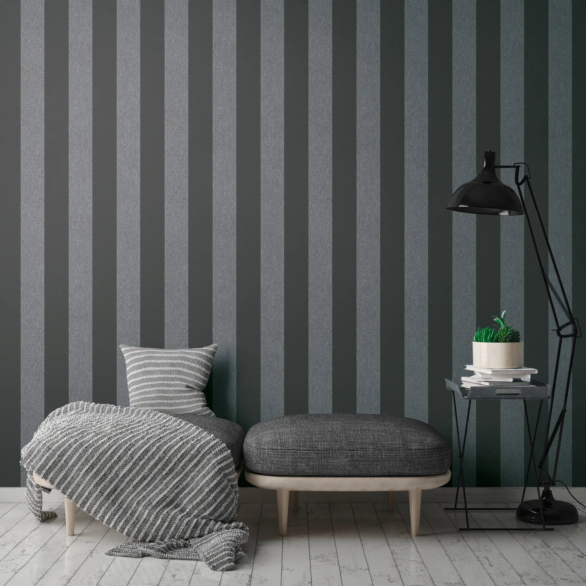 Værelse med Serene Stripes - Depth tapet på væggen. Tapetet har lodrette striber i grå toner. Rummet er indrettet med en grå sofa, pude, gulvlampe, og et lille bord.