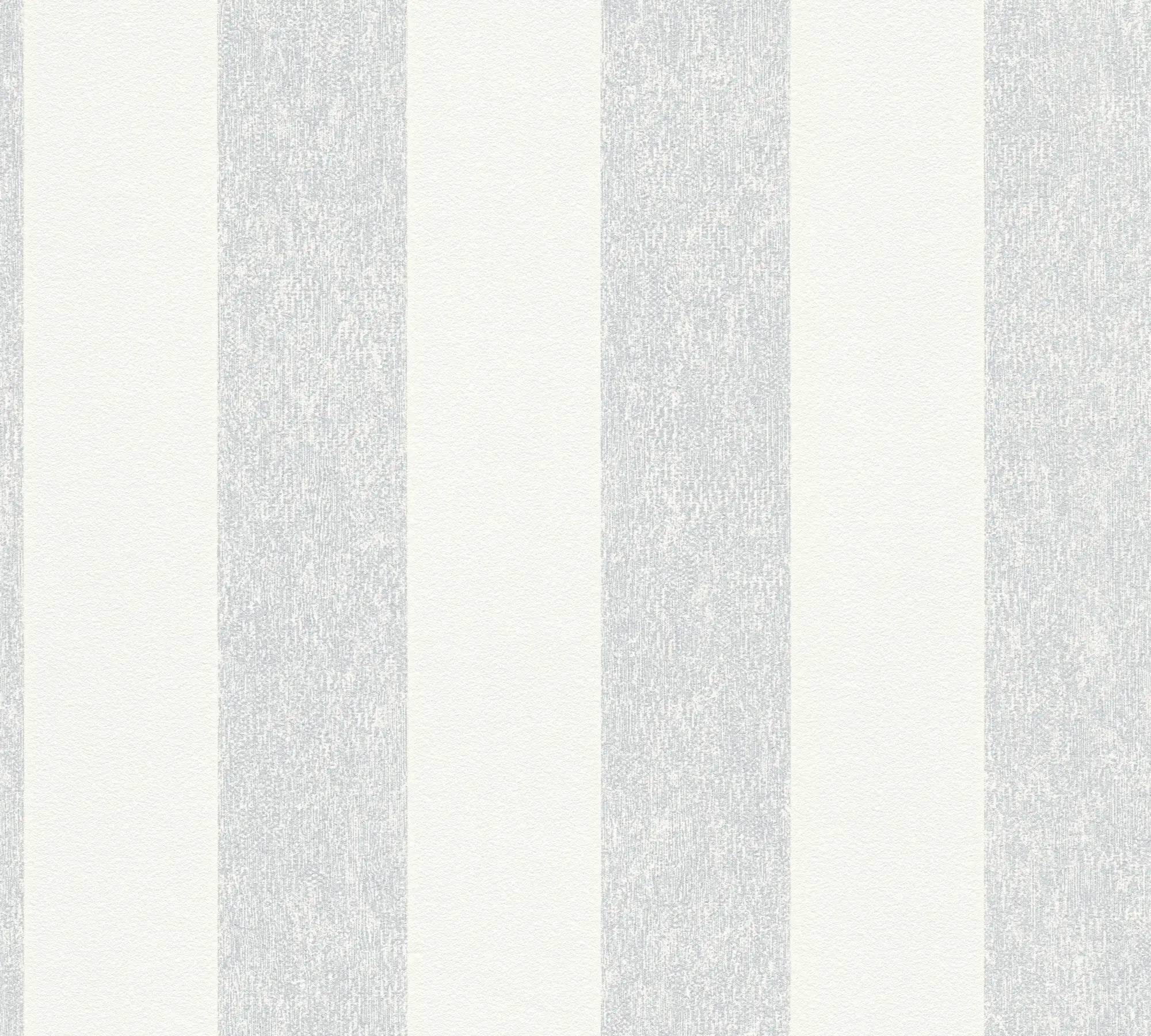 Detaljeret nærbillede af tapetmønsteret på Serene Stripes - Tranquil med blødt stribedesign.