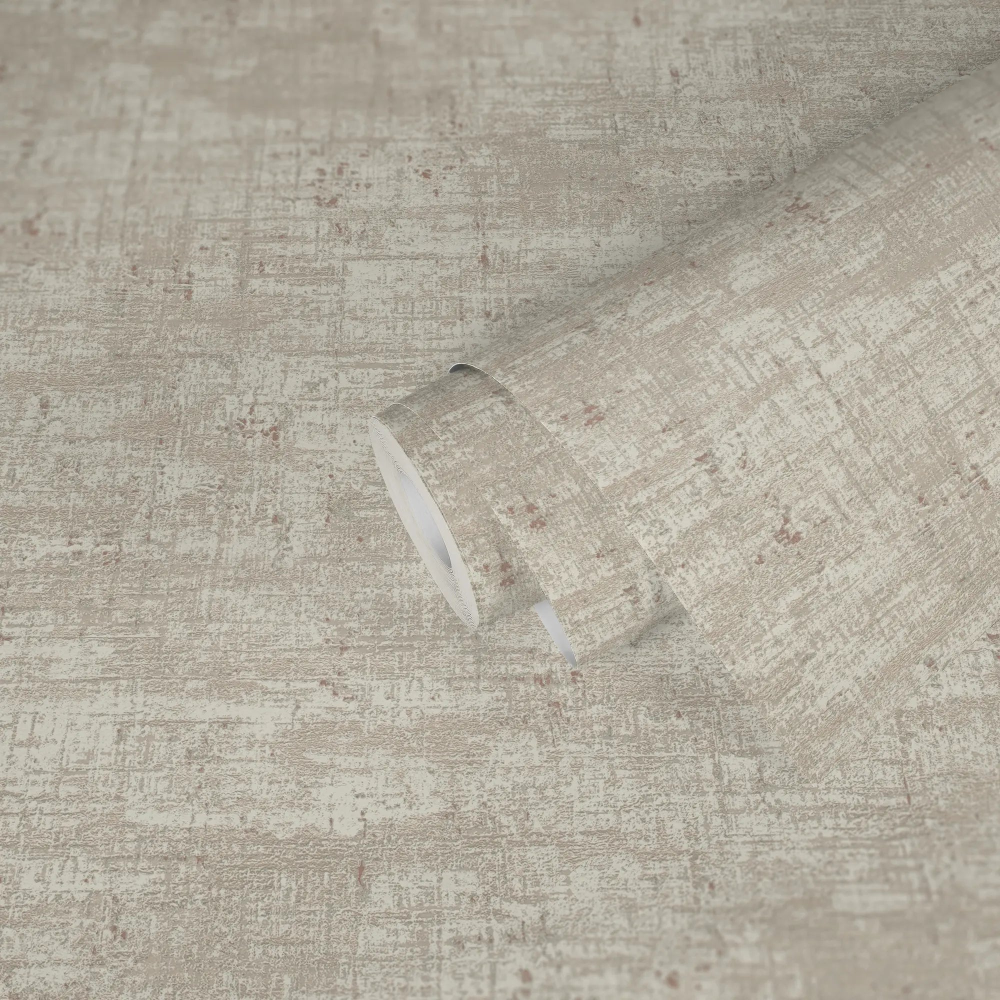 Nærbillede af Sigma Textured - Driftwood tapet rulle, der viser det detaljerede teksturdesign på overfladen.