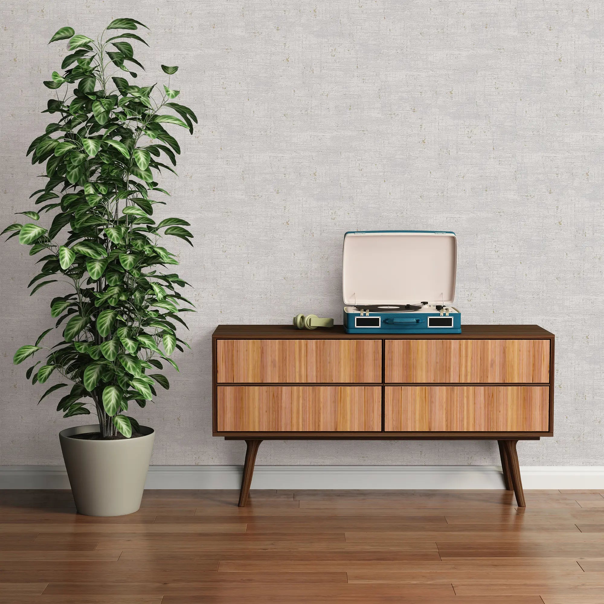 Interiørbillede med Sigma Textured - Sage tapet i baggrunden, vintage pladespiller og potteplante i rummet.