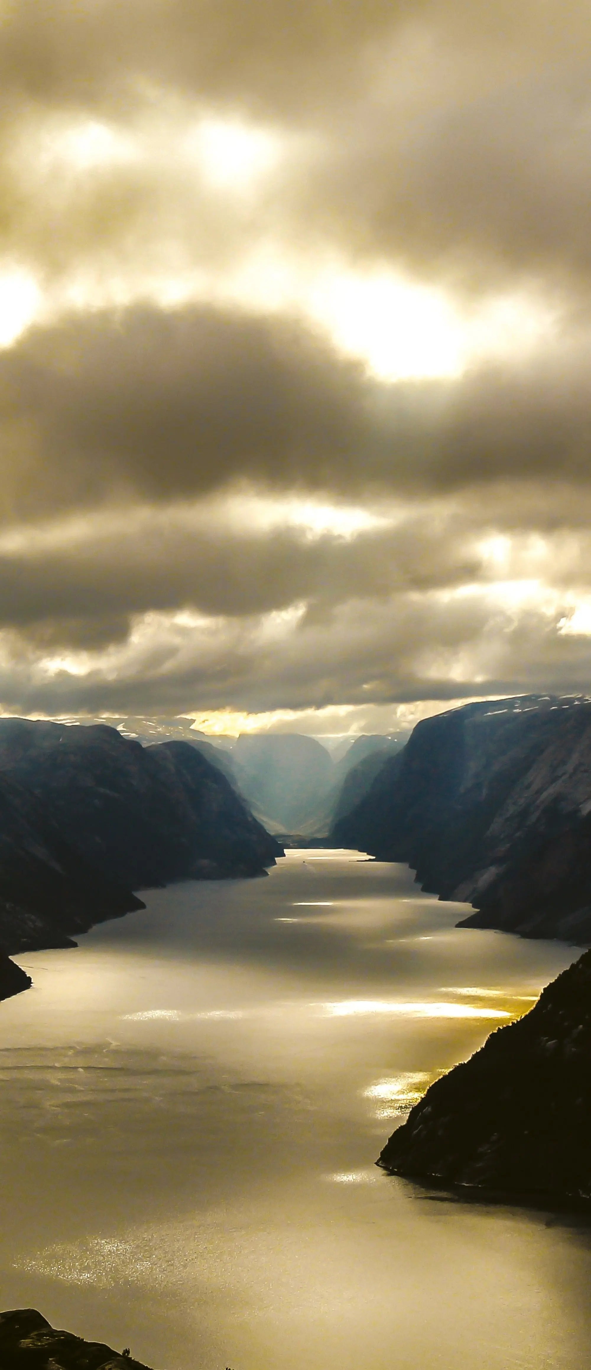 Billede 4 af Fototapet - Skyet fjordlandskab med sollys mellem fjelde