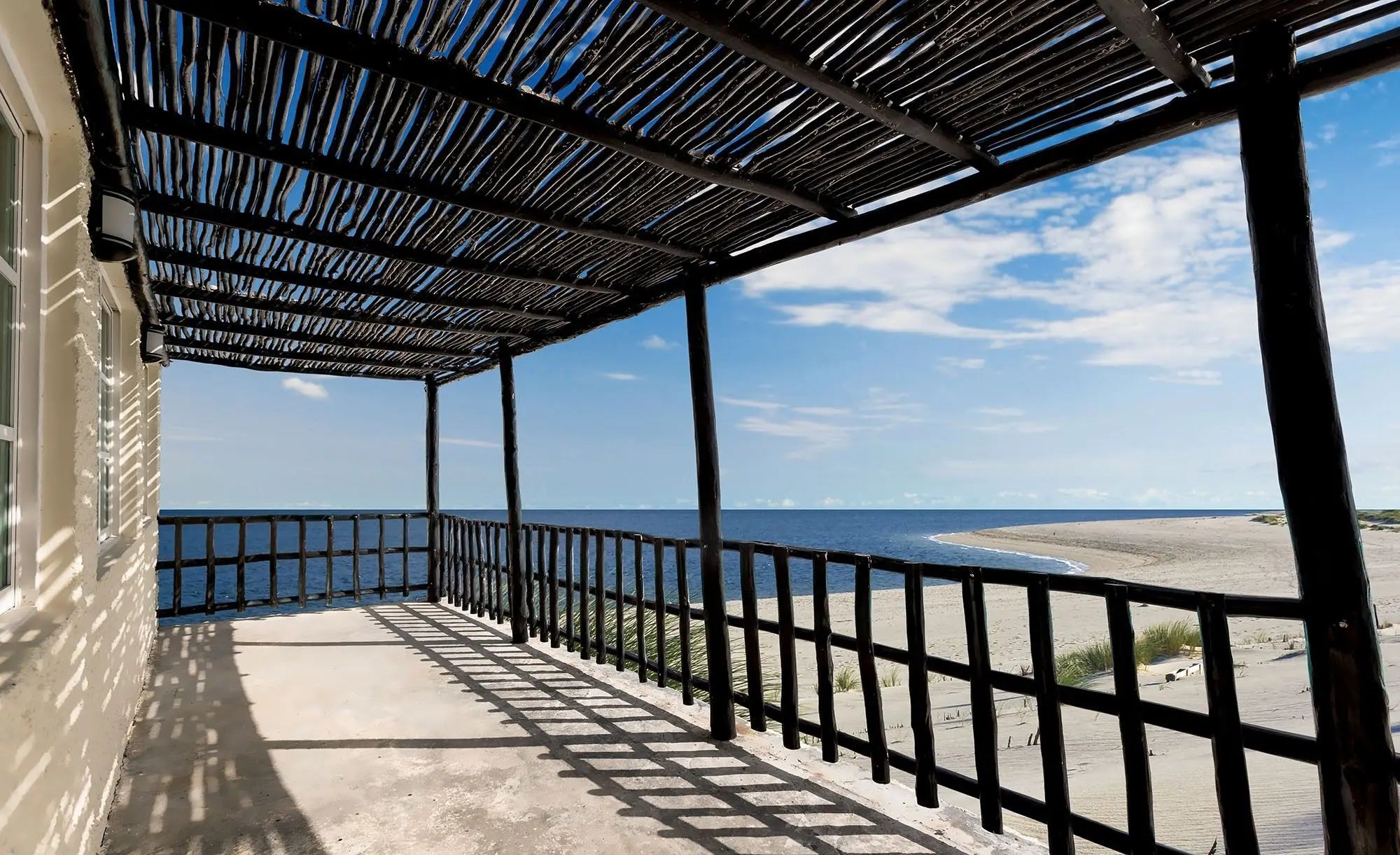 Billede 1 af Fototapet - Skyggelagt terrasse med udsigt over havet og blå himmel