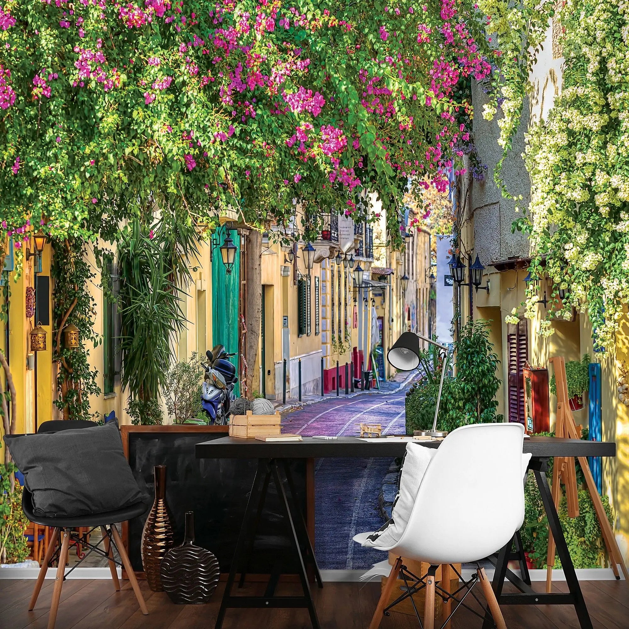 Billede 5 af Fototapet - Smal brolagt gade i Athen med blomstrende bougainvillea