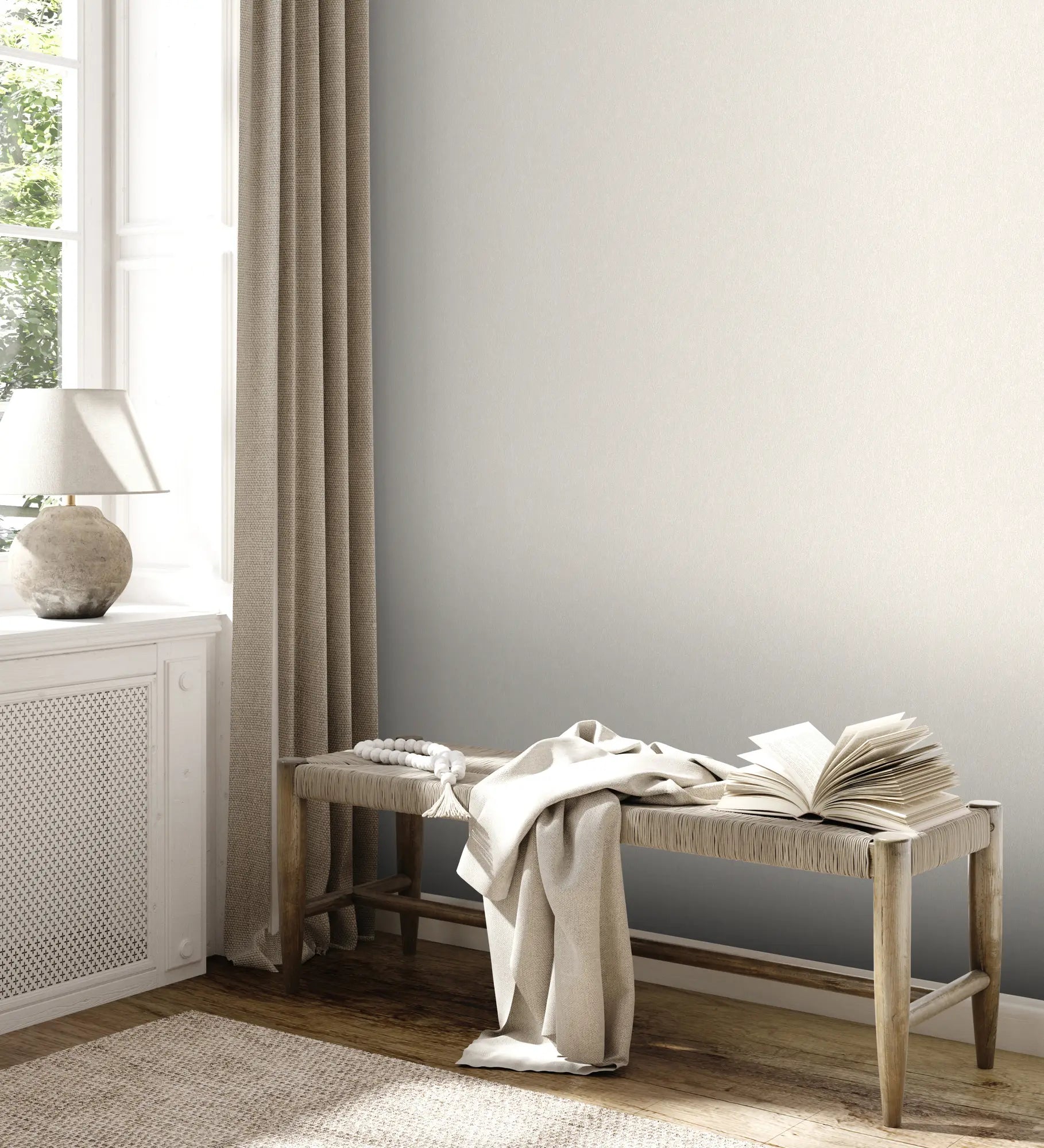 Tapetet Soft Texture - Ivory er brugt i en moderne stue med naturligt lys og minimalistisk interiør.