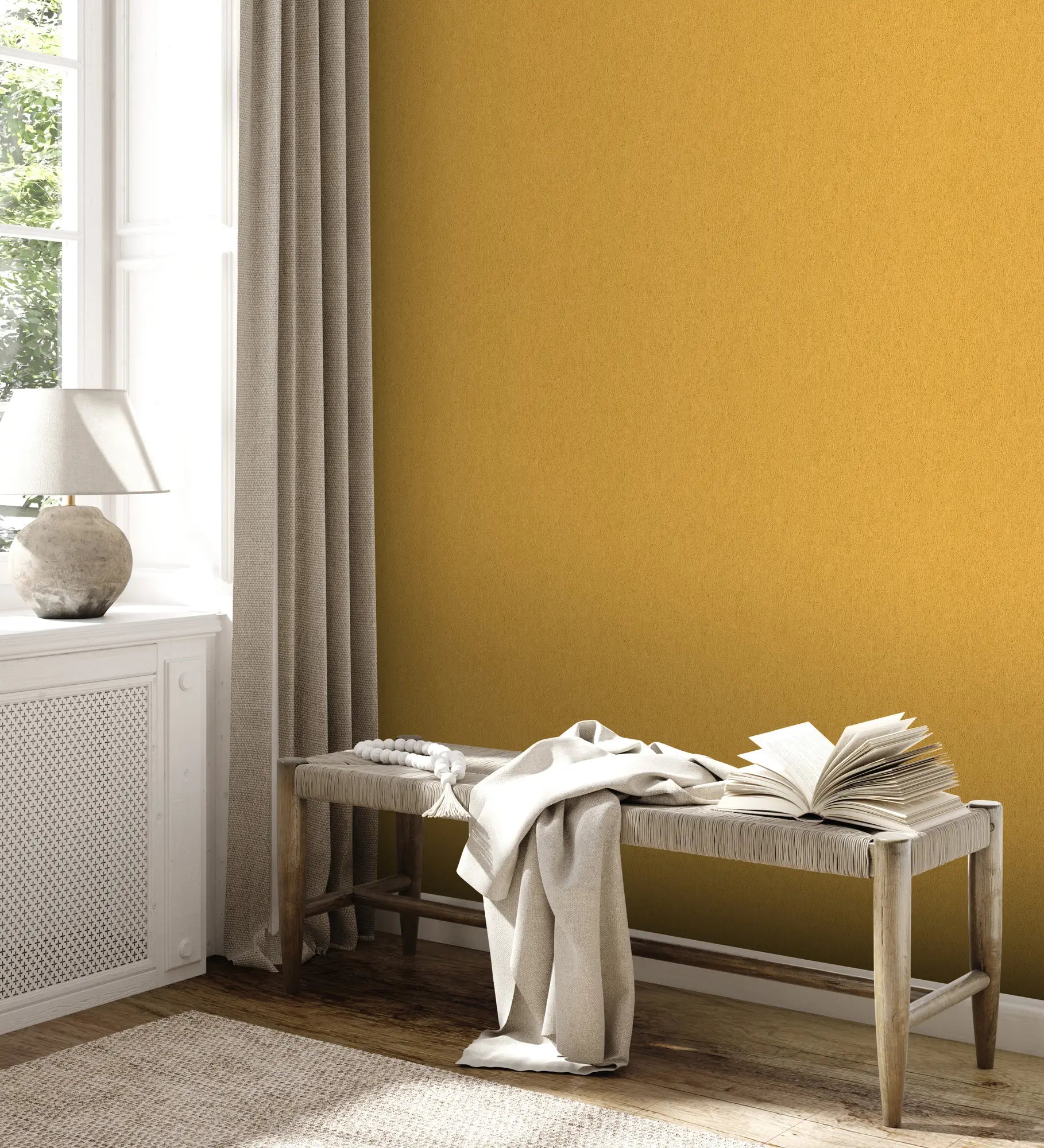 Indretning med Soft Texture - Ochre tapet, der giver et rum en varm og hyggelig atmosfære. Tapetet ses på væggen ved siden af vinduet.