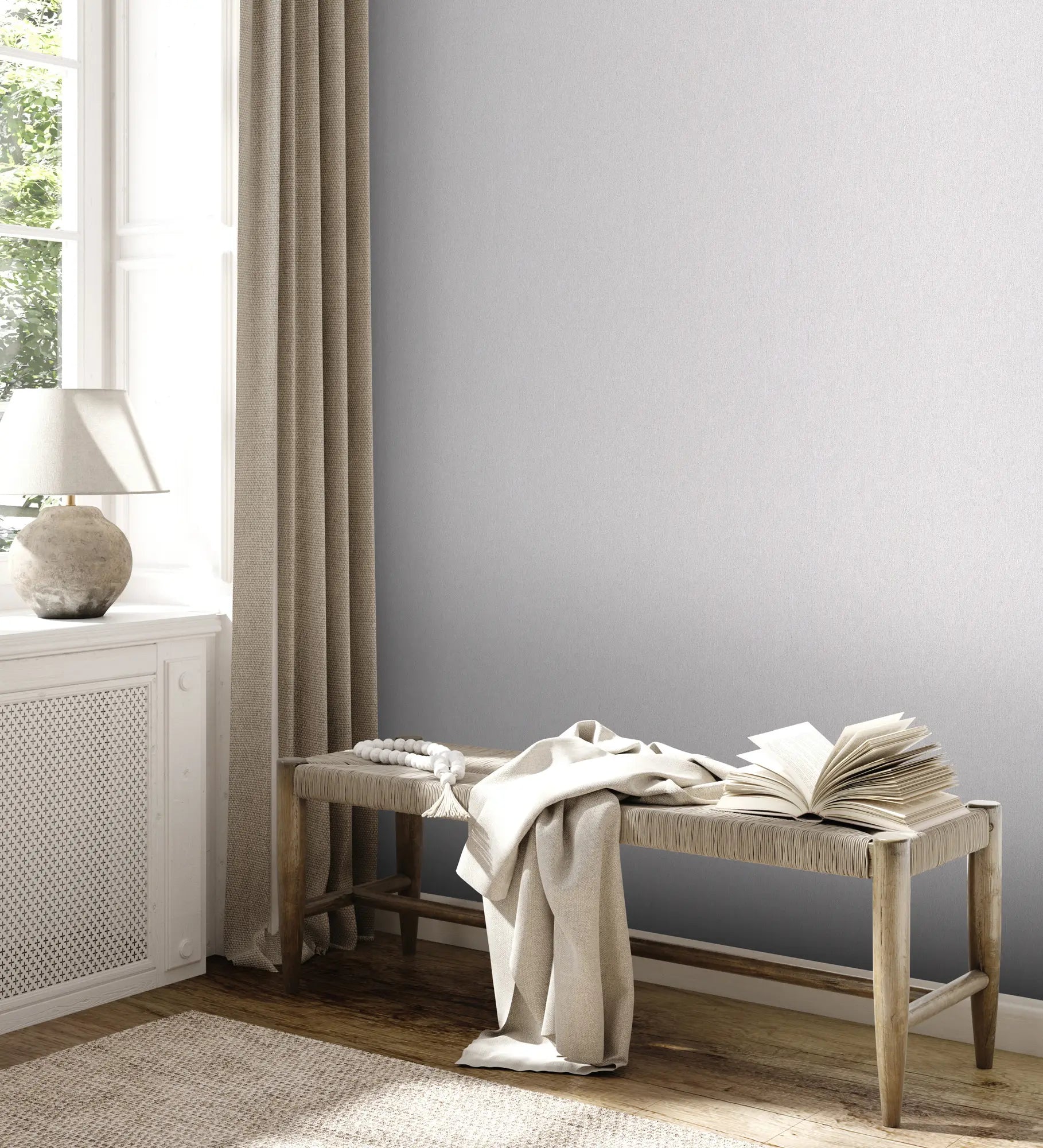 Soft Texture - Pearl tapet på en stuevæg ved siden af et vindue med gardiner og en bænk med dekorative elementer.