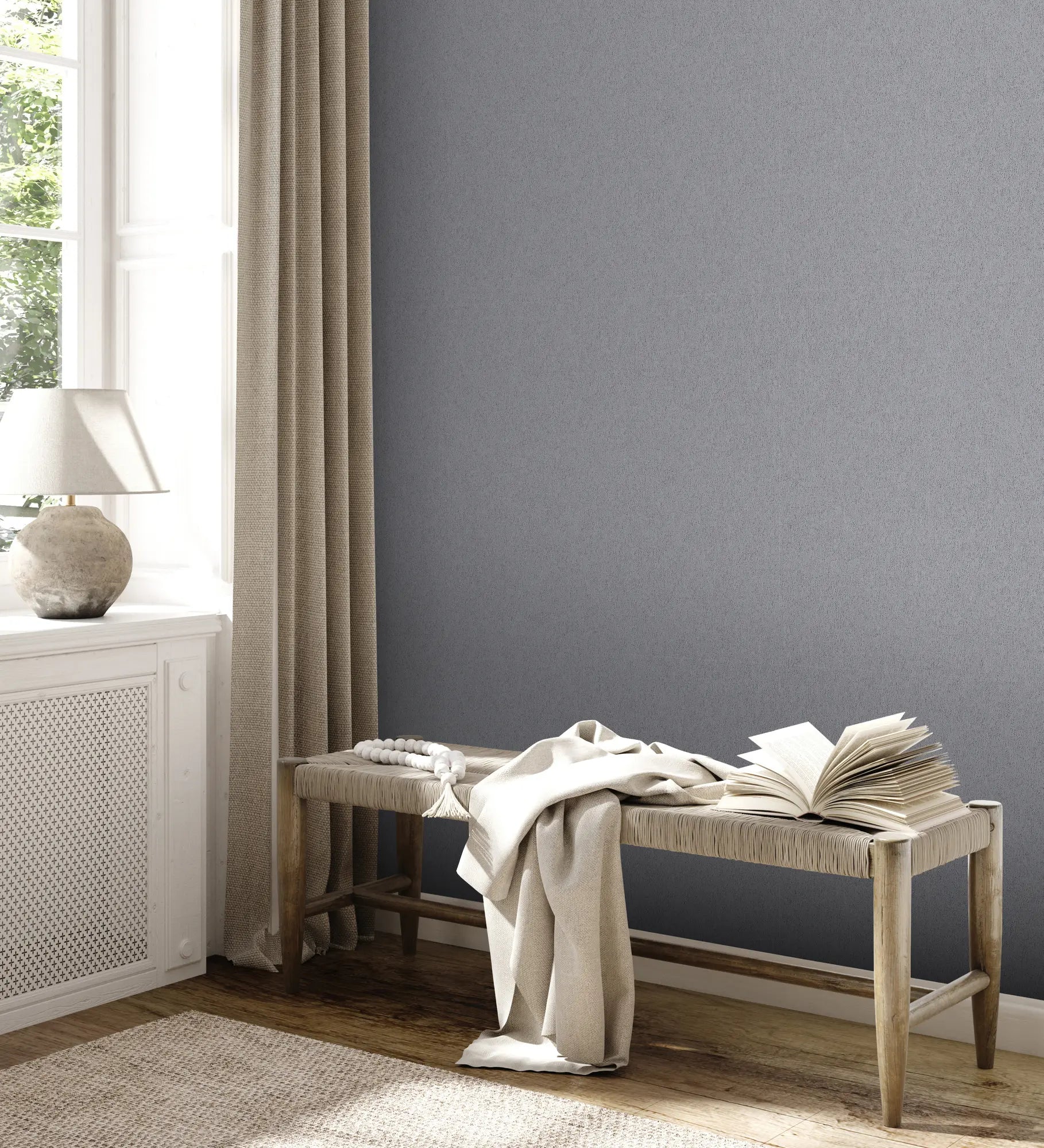 Soft Texture - Slate tapet anvendt i et rum, der viser en stilfuld indretning med naturligt lys.