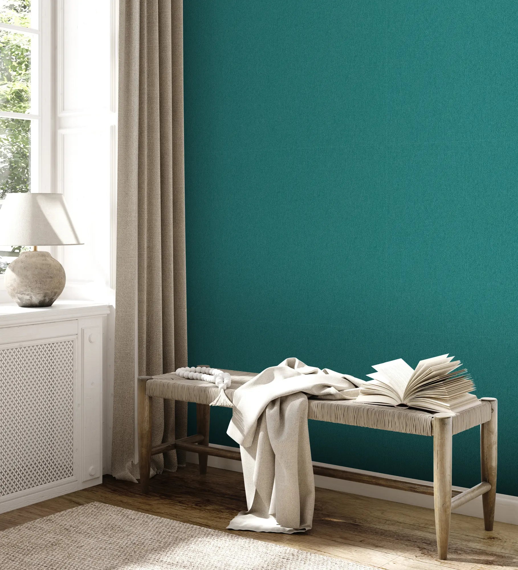 Tapet med produktnavnet Soft Texture - Teal, anvendt på en væg i en stue med naturindretning, beige møbler og naturligt lys.