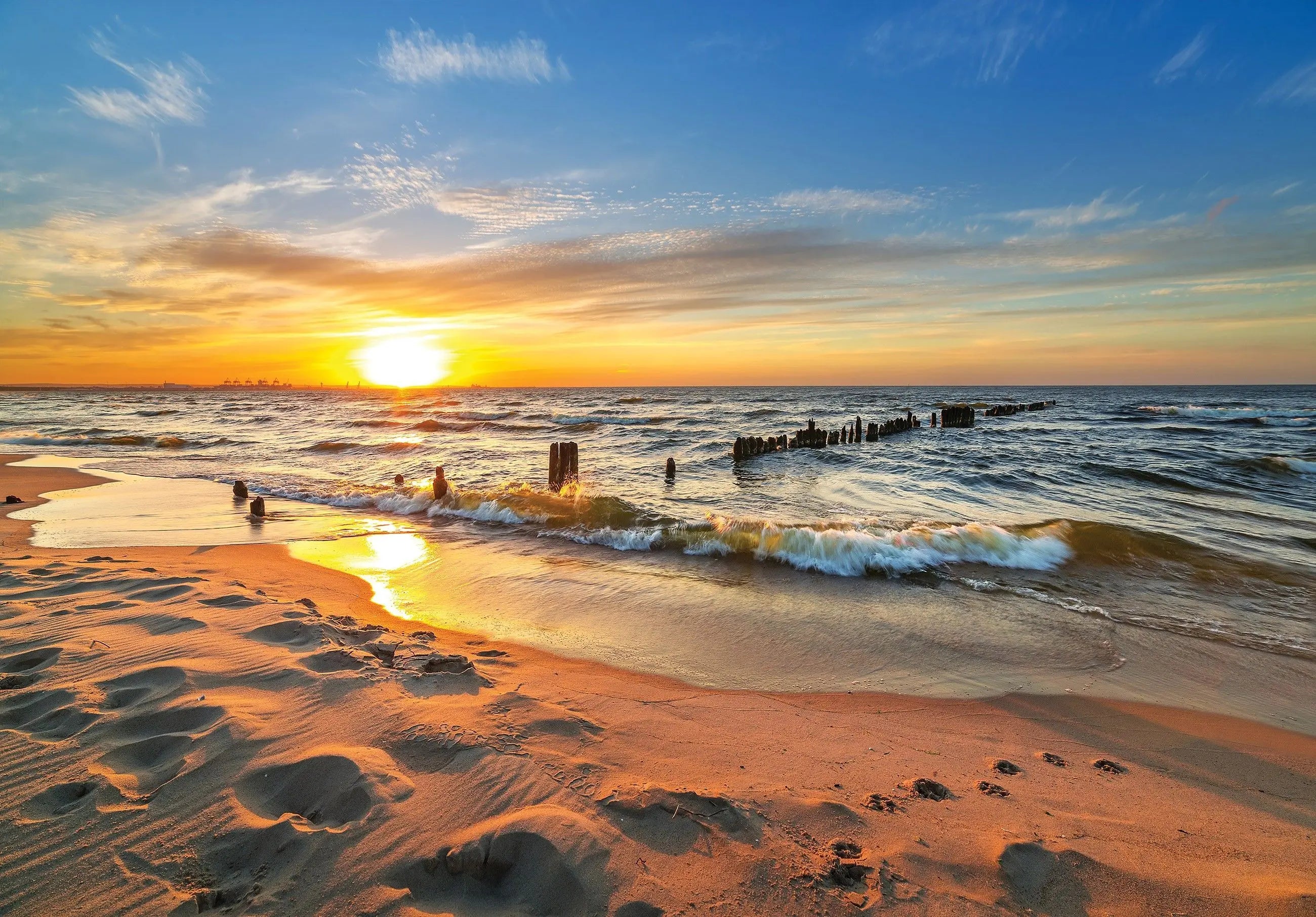 Billede 1 af Fototapet - Solnedgang over havet med bølger og sandstrand