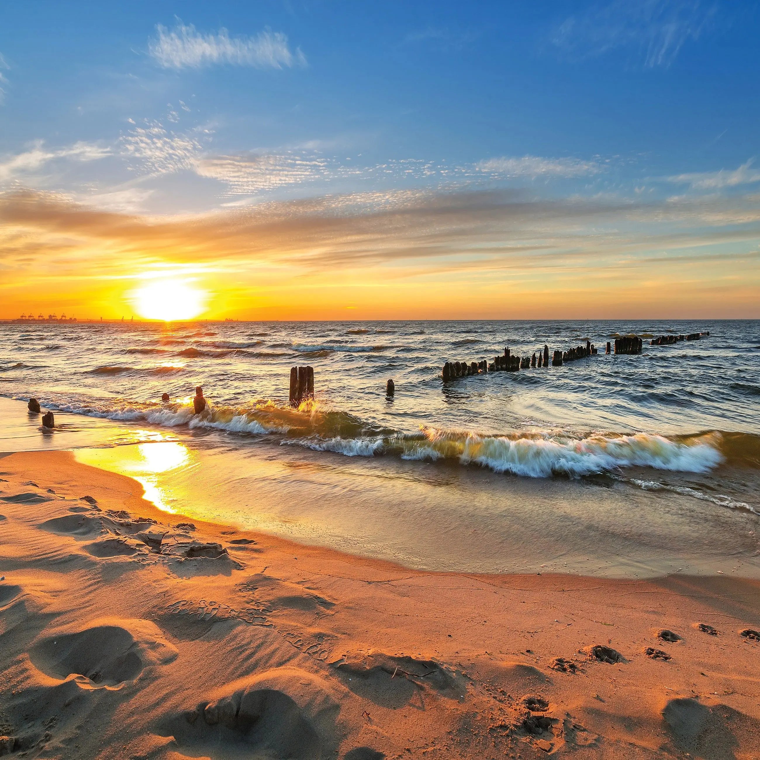 Billede 8 af Fototapet - Solnedgang over havet med bølger og sandstrand