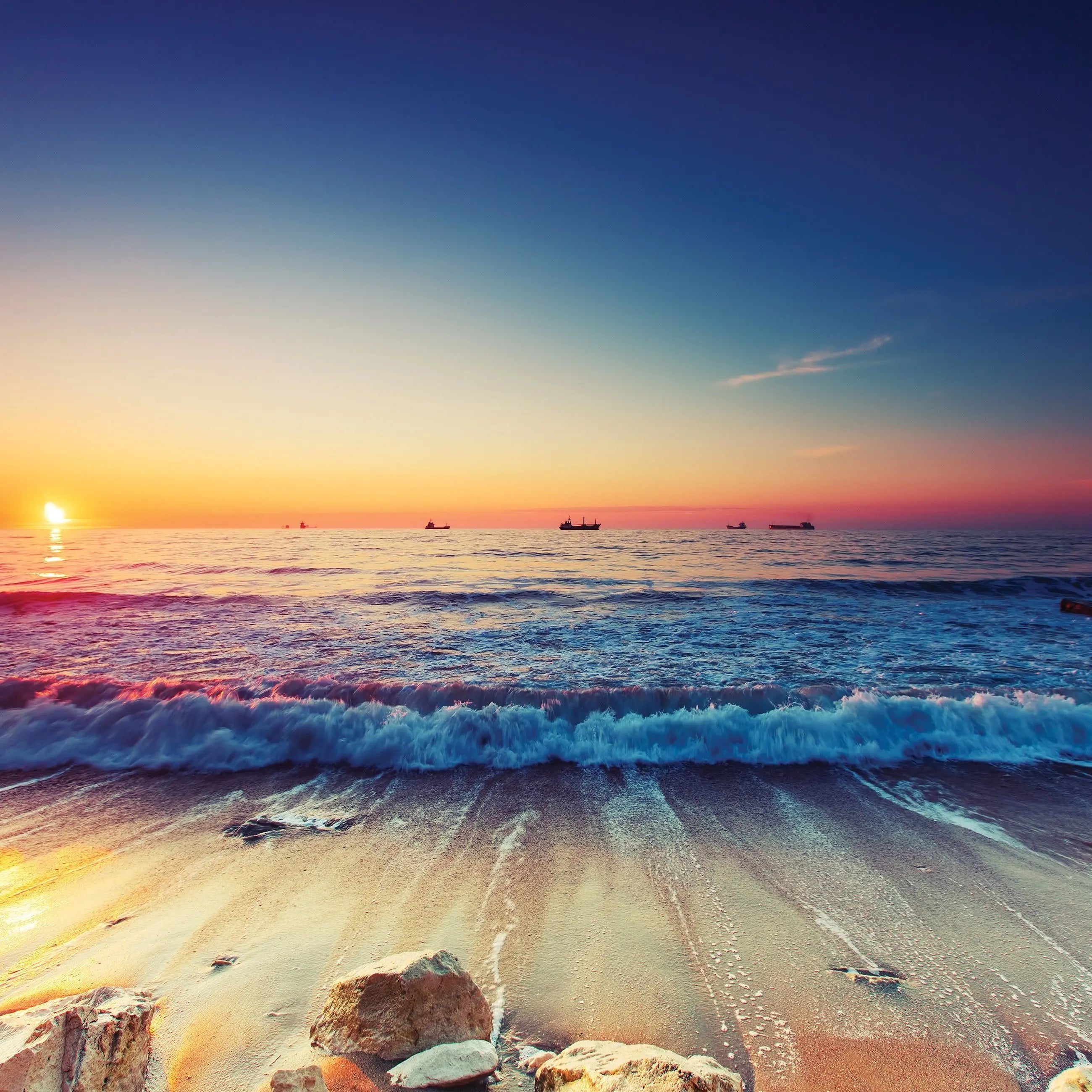 Billede 13 af Fototapet - Solnedgang over havet med skum på bølger og sten på stranden