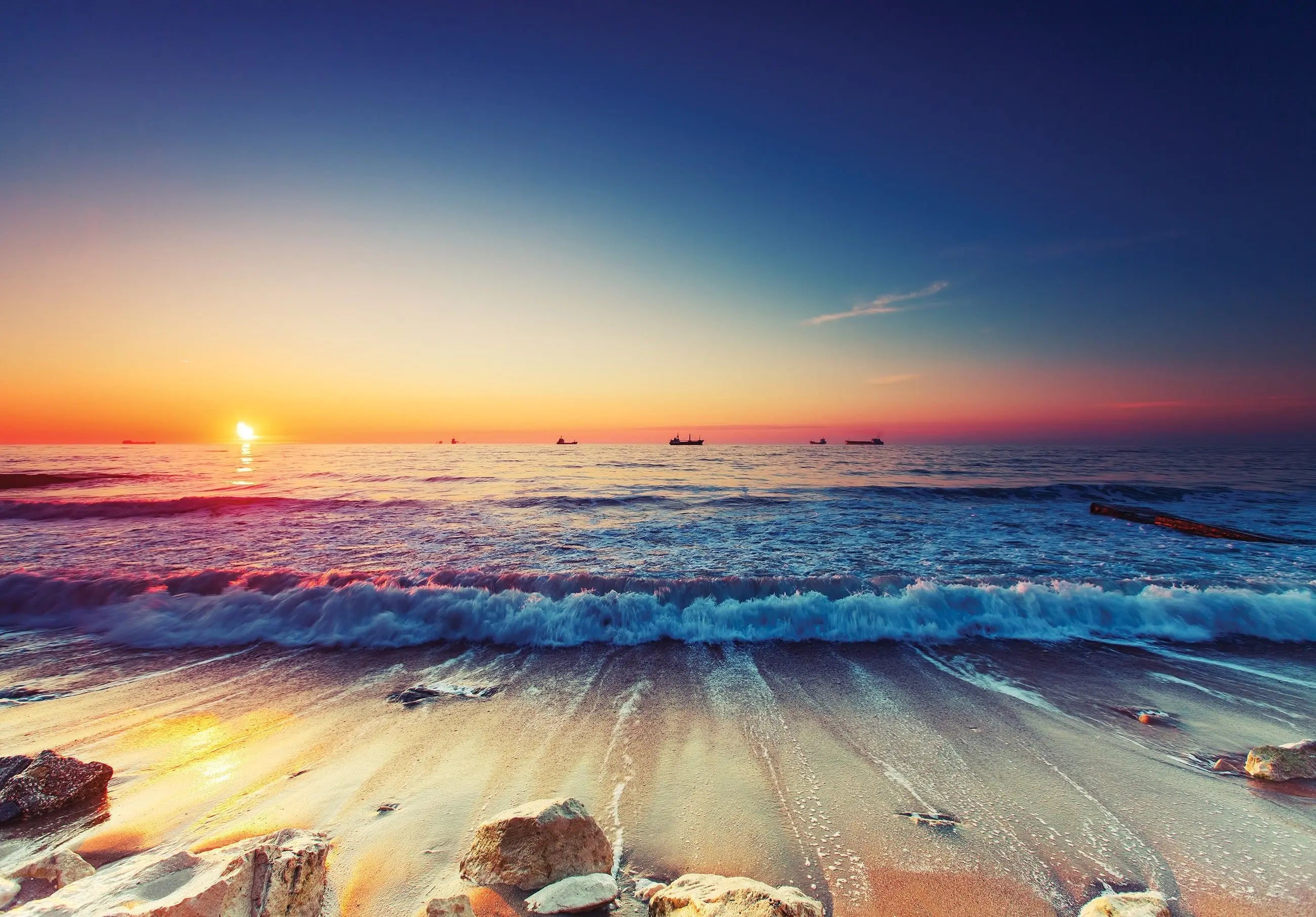 Billede 7 af Fototapet - Solnedgang over havet med skum på bølger og sten på stranden