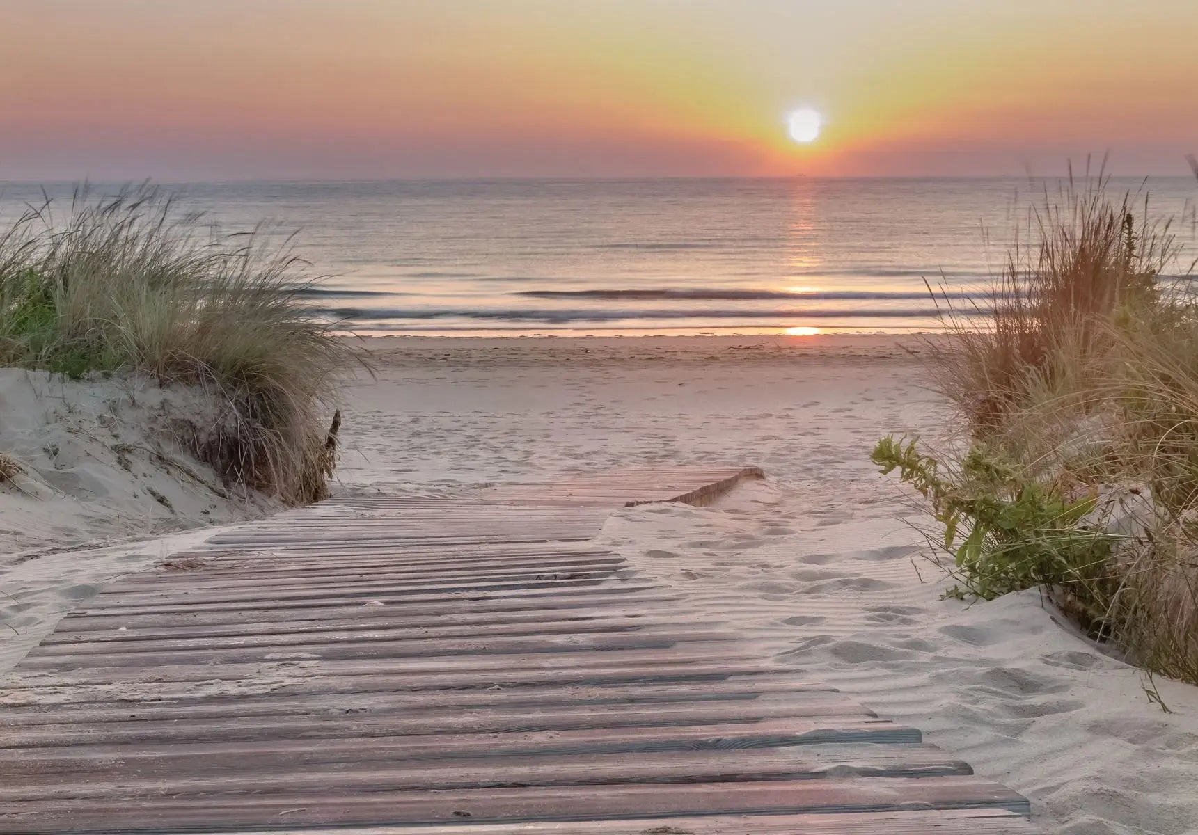 Billede 1 af Fototapet - Solnedgang over sandstrand med gangbro