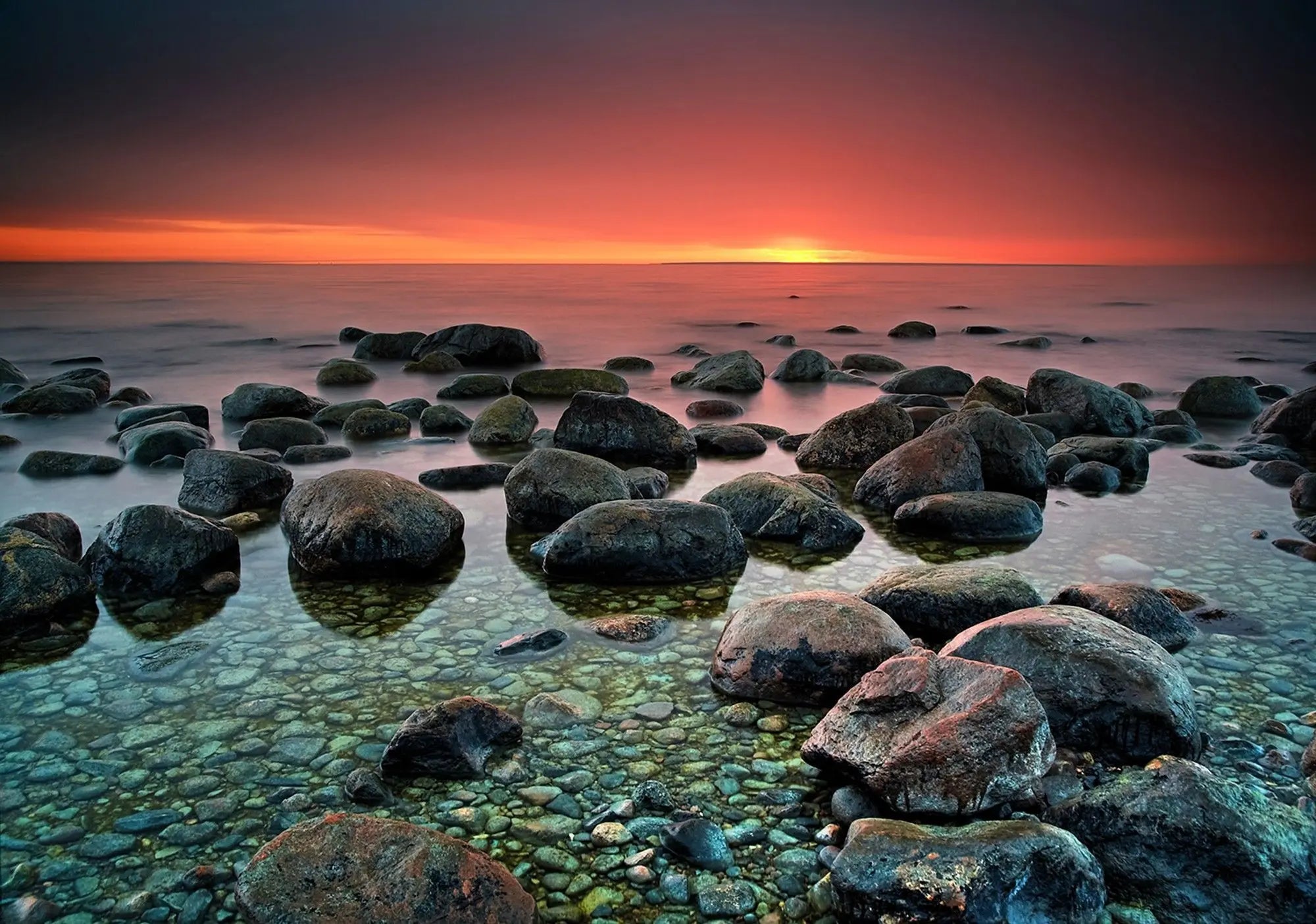 Billede 1 af Fototapet - Solnedgang over stenet kystlinje