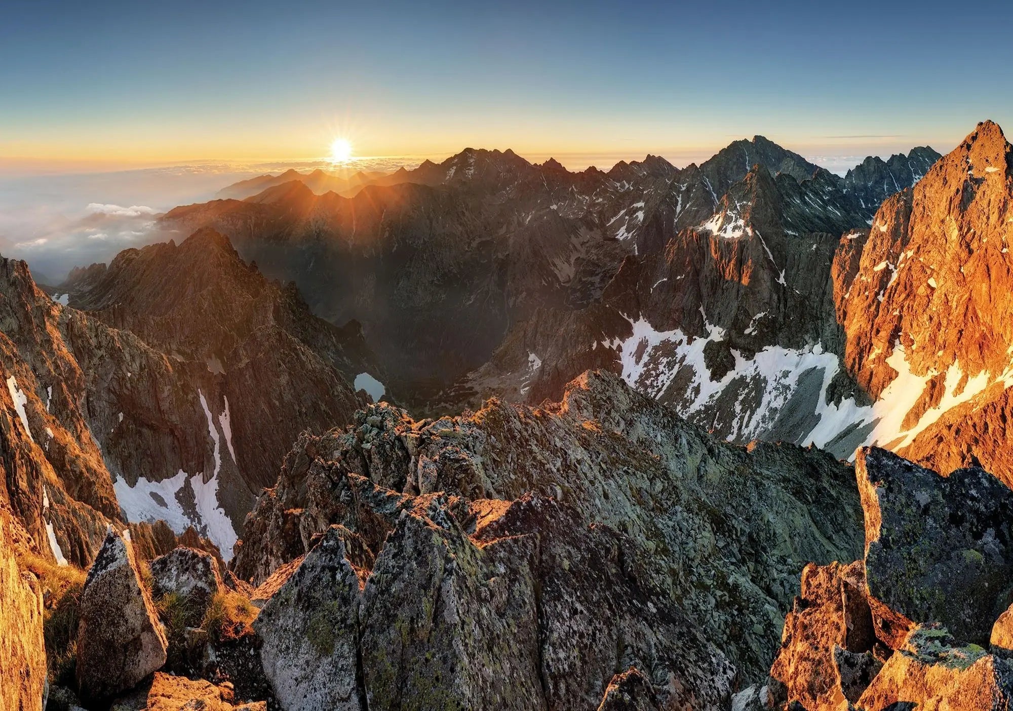 Billede 1 af Fototapet - Solopgang over Snežka Bjerge med Klippeformationer og Sne