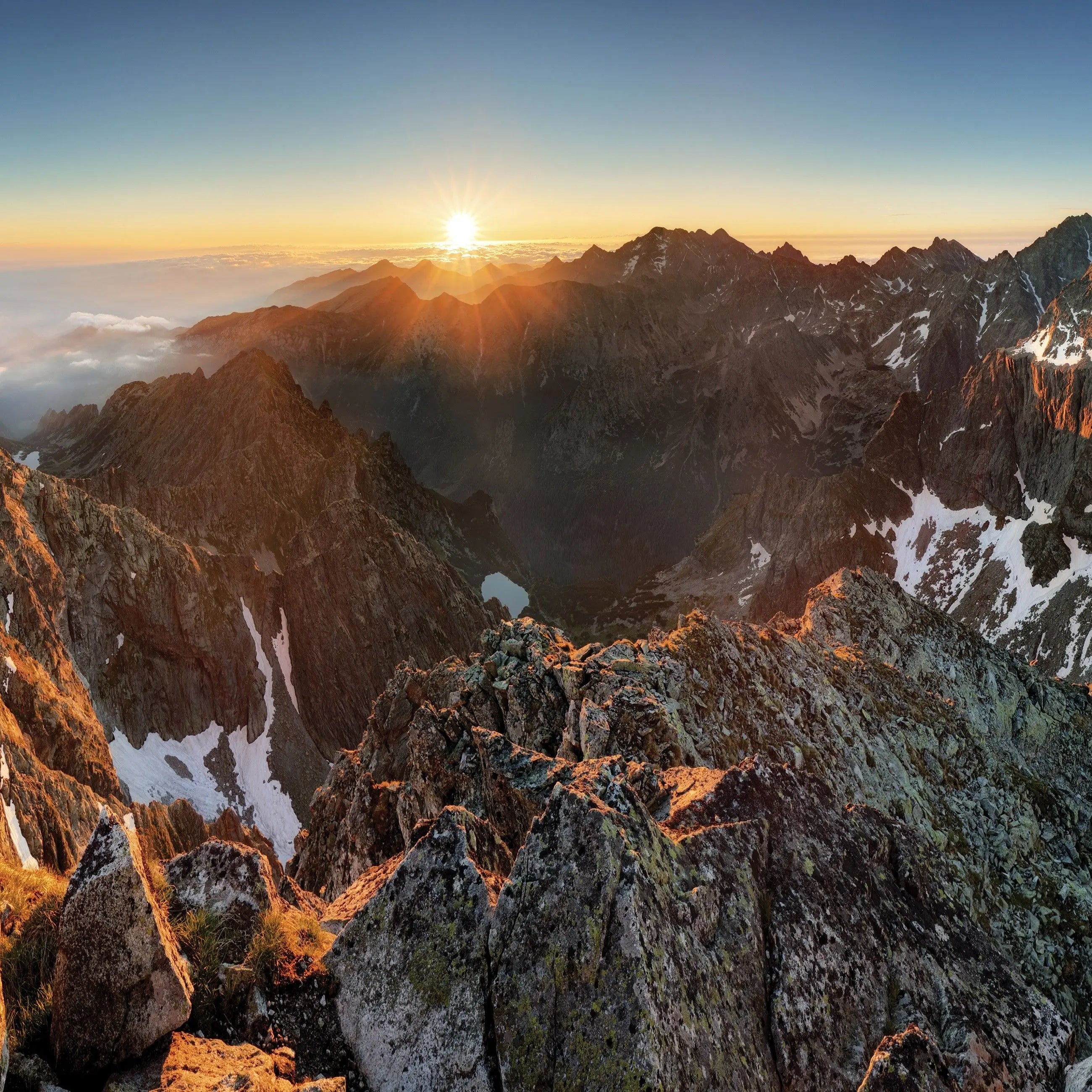 Billede 10 af Fototapet - Solopgang over Snežka Bjerge med Klippeformationer og Sne