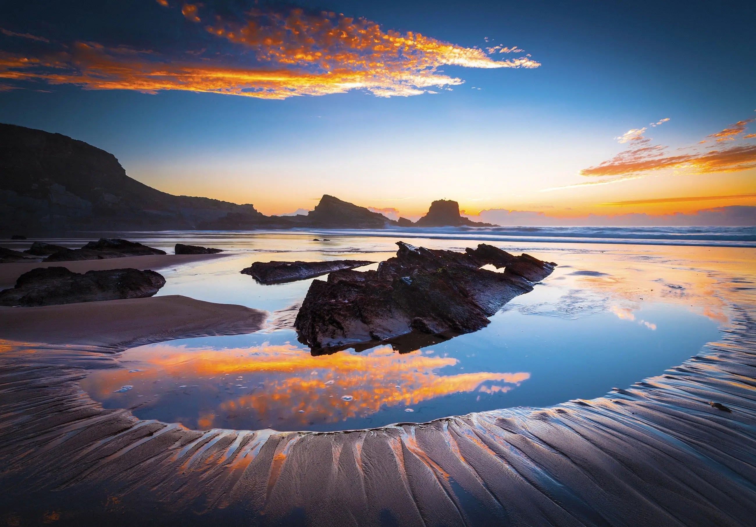 Billede 1 af Fototapet - Stenstrand med solnedgang og vandoverfladerefleksion