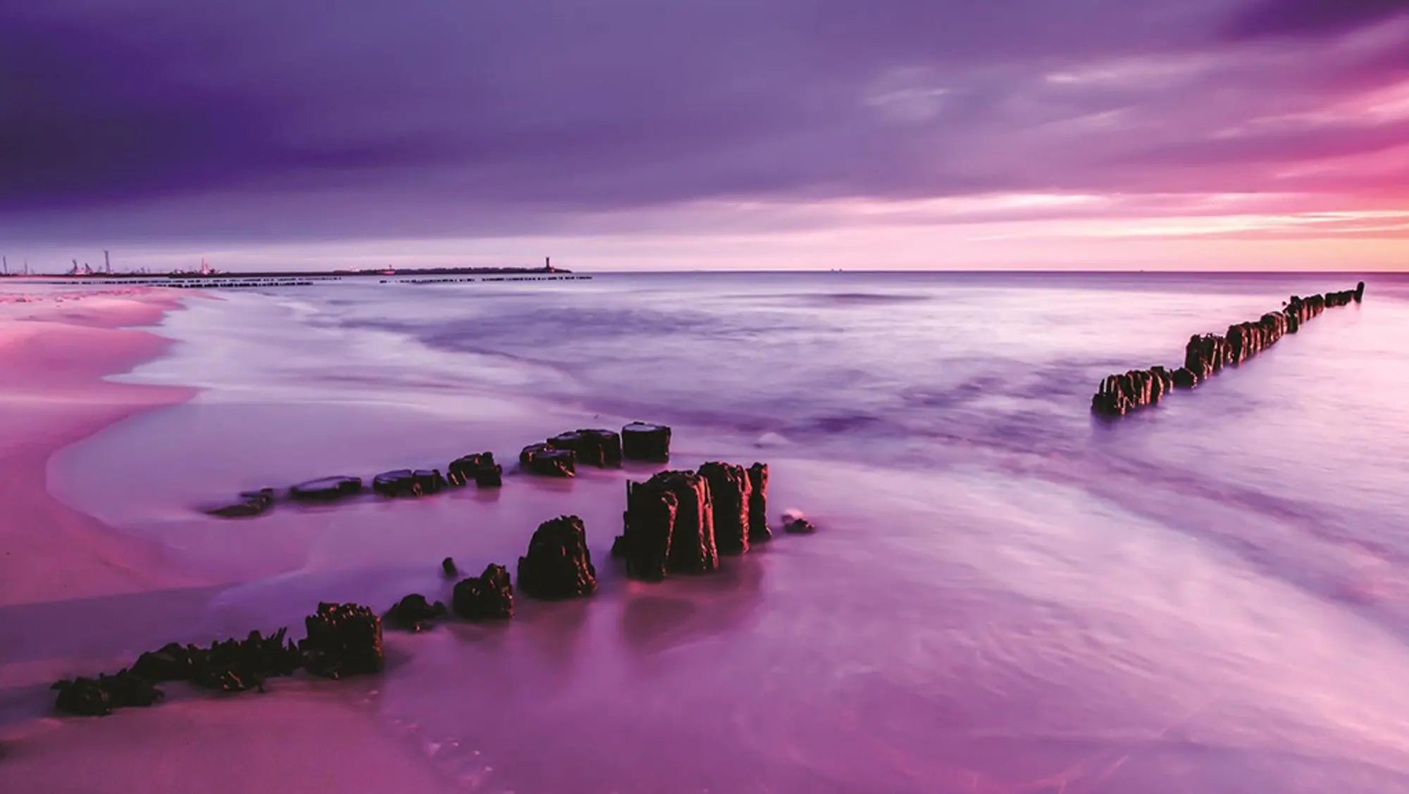 Billede 1 af Fototapet - Strand med bølgebryder og lilla solnedgang