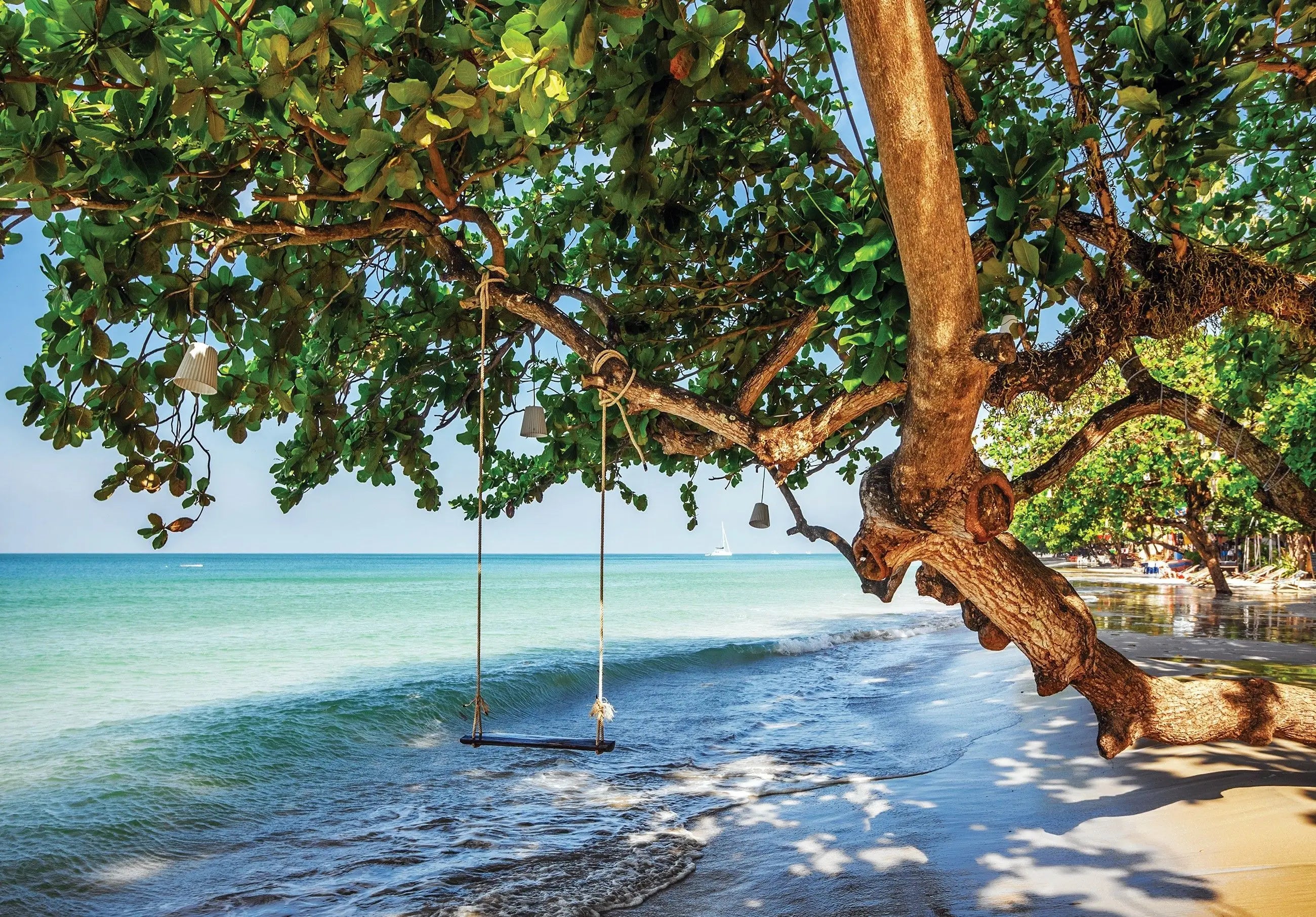 Billede 2 af Fototapet - Strand med gyngende træ ved havet