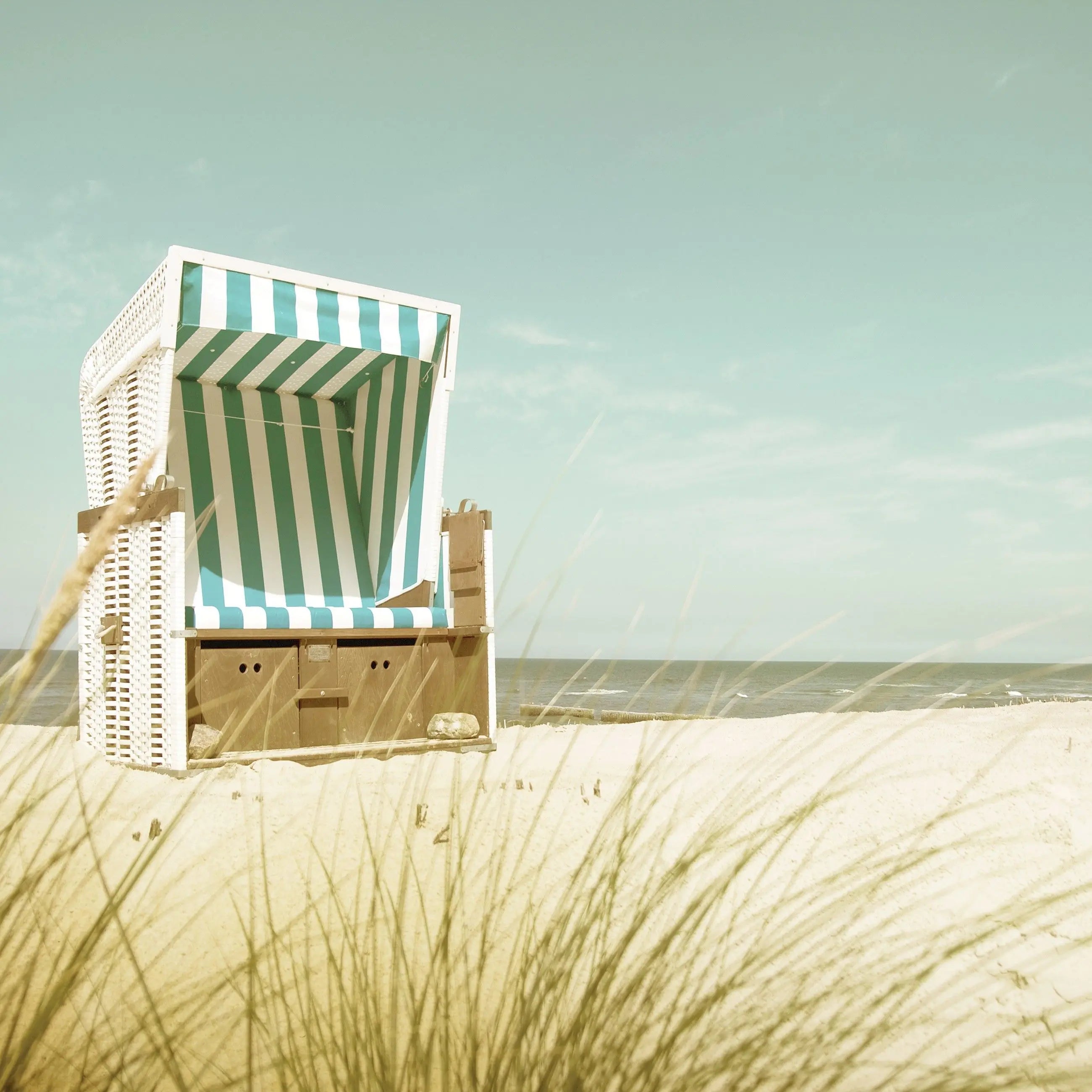 Billede 10 af Fototapet - Strandkurv på sandstrand med havudsigt