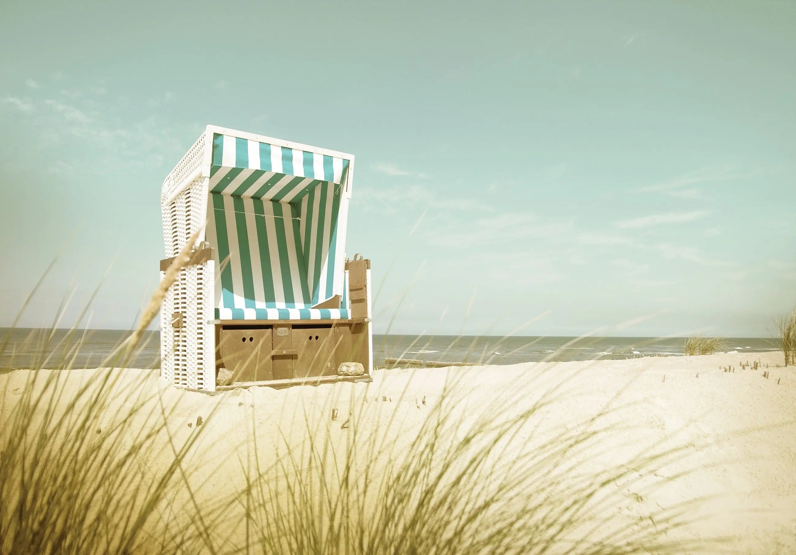 Billede 4 af Fototapet - Strandkurv på sandstrand med havudsigt