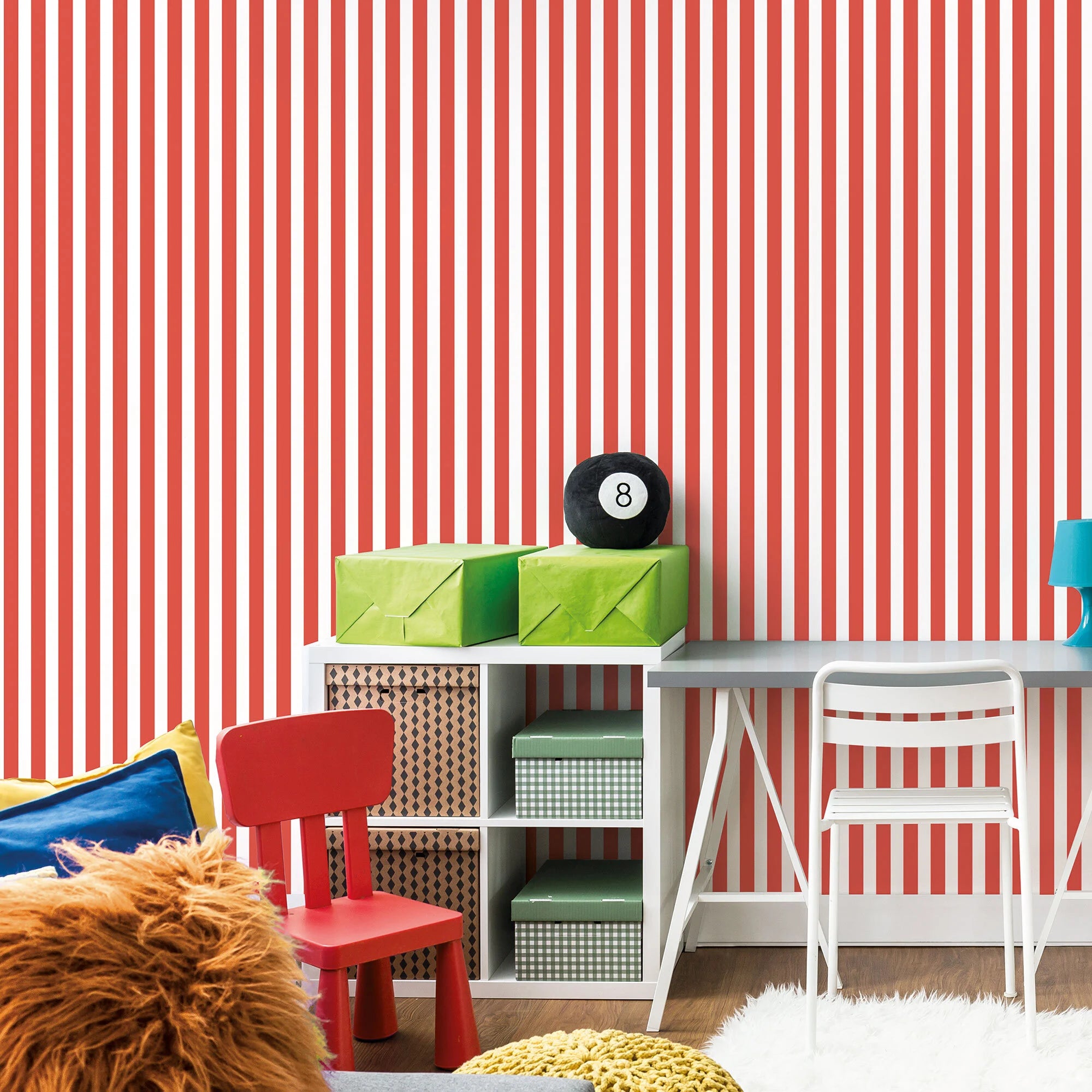 Stripe Stroll - Candy Red tapet i en stue med et skrivebord, stol, og hylder med farverige kasser.