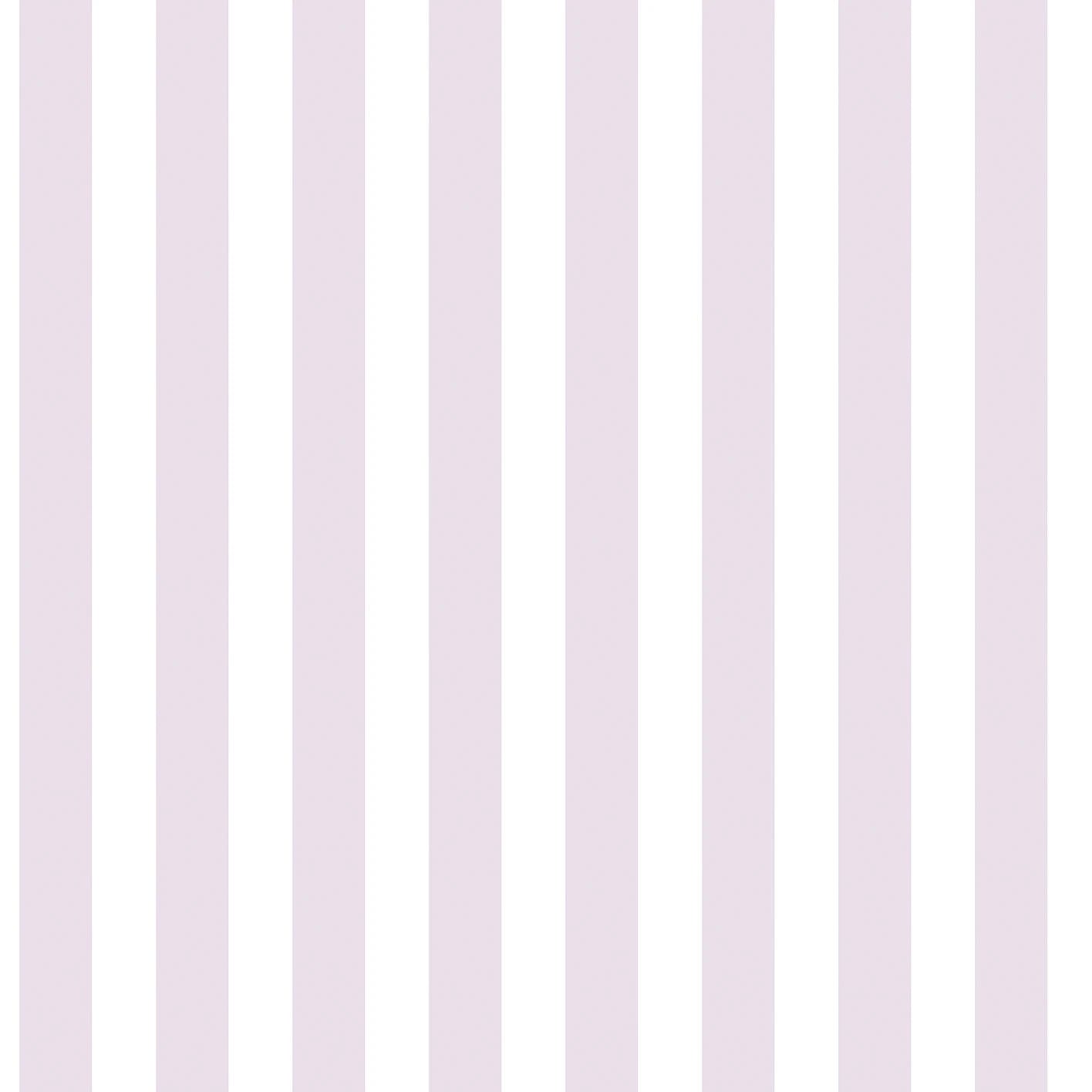 Nærbillede af Stripe Stroll - Lavender Light tapet med lodrette lyse lilla striber. Enkel og elegant design. Til salg hos Nicetapet.dk.