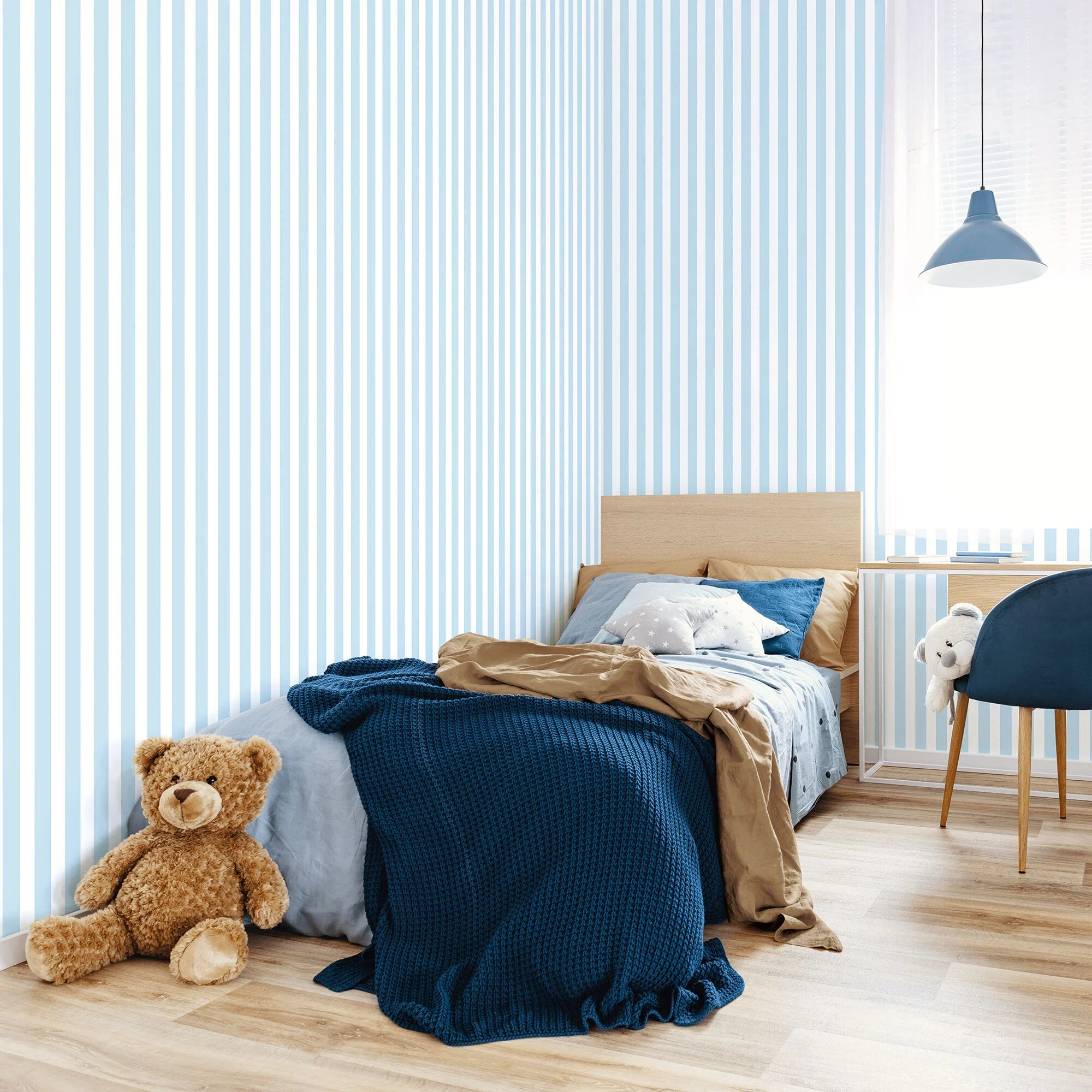 Stripe Stroll - Soft Sky tapet i et børneværelse med seng, bamse og moderne møbler fra Nicetapet.dk