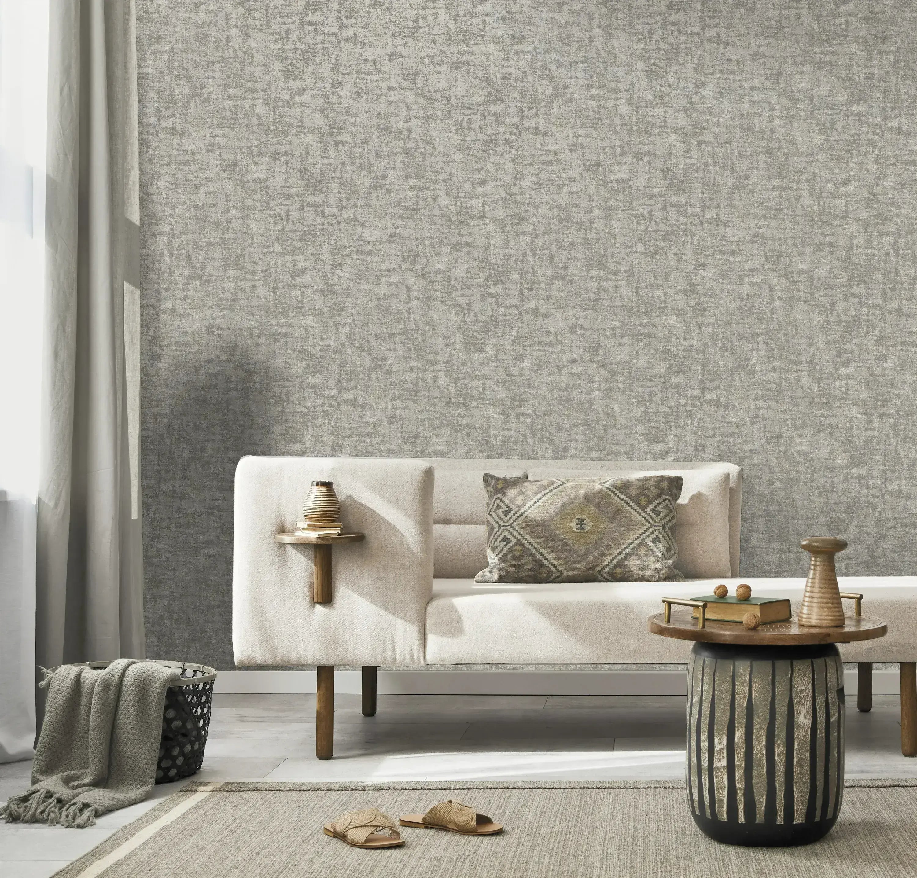 En stilfuld stue med vægge dækket af Brindle Bead - Grey / Silver tapet, der skaber en elegant baggrund for moderne møbler.