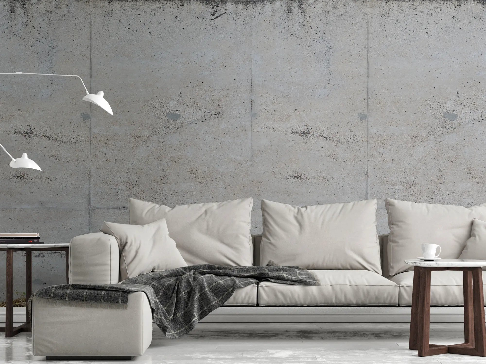 Produktet Urban Solitude fra Nicetapet.dk i en stueopsætning med en beige sofa foran betonvæggen.