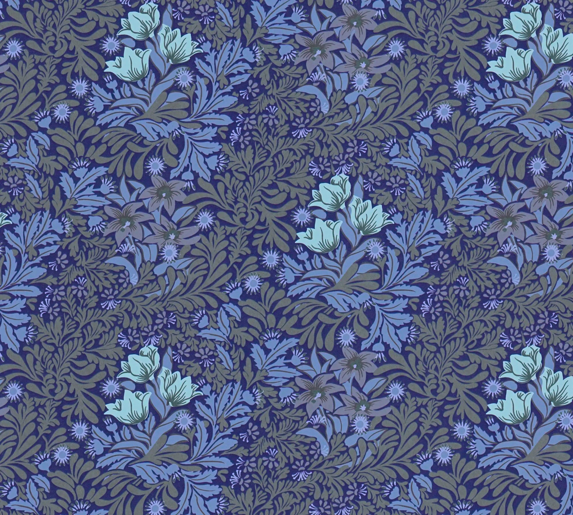 Nærbillede af tapetmønsteret Whispering Blooms - Midnight Indigo med detaljerede blå og grønne blomster.