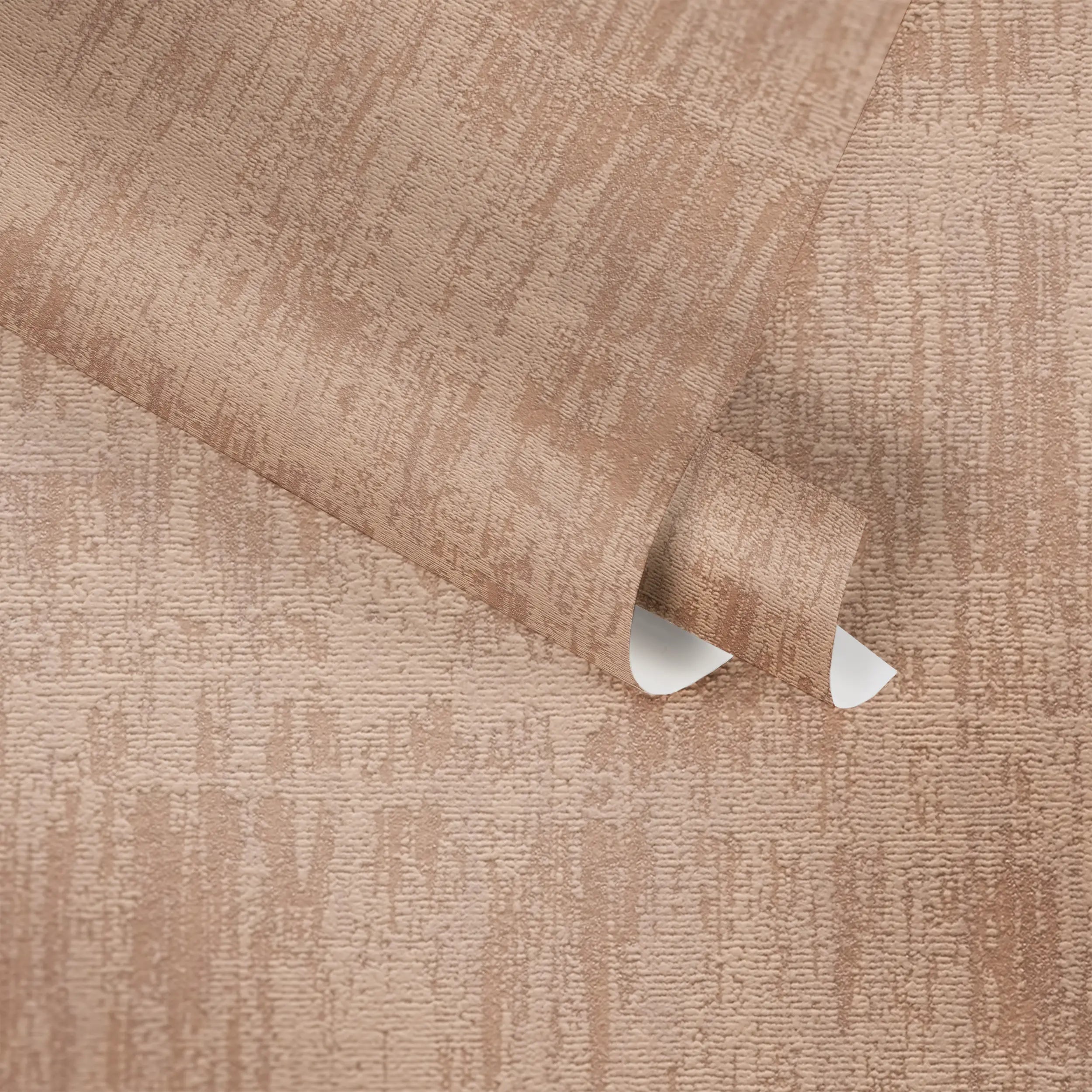 Tapetrulle af Textured Elegance i taupe, der viser det teksturerede mønster, klar til anvendelse.