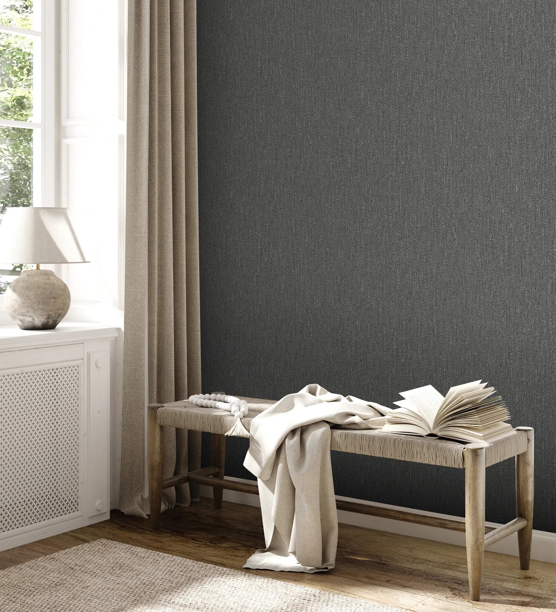 Elegant værelse med Textured Calm - Charcoal tapet på væggen, ved siden af et vindue med gardin, en bænk og en åben bog.