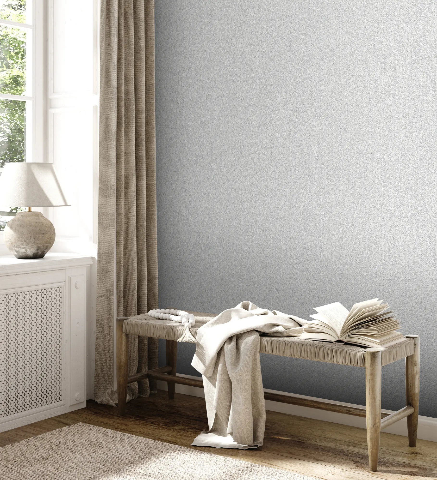 Stue med Textured Calm - Mist tapet fra Nicetapet.dk. Elegant lys indretning med bænk, tæppe og vindue med gardiner.