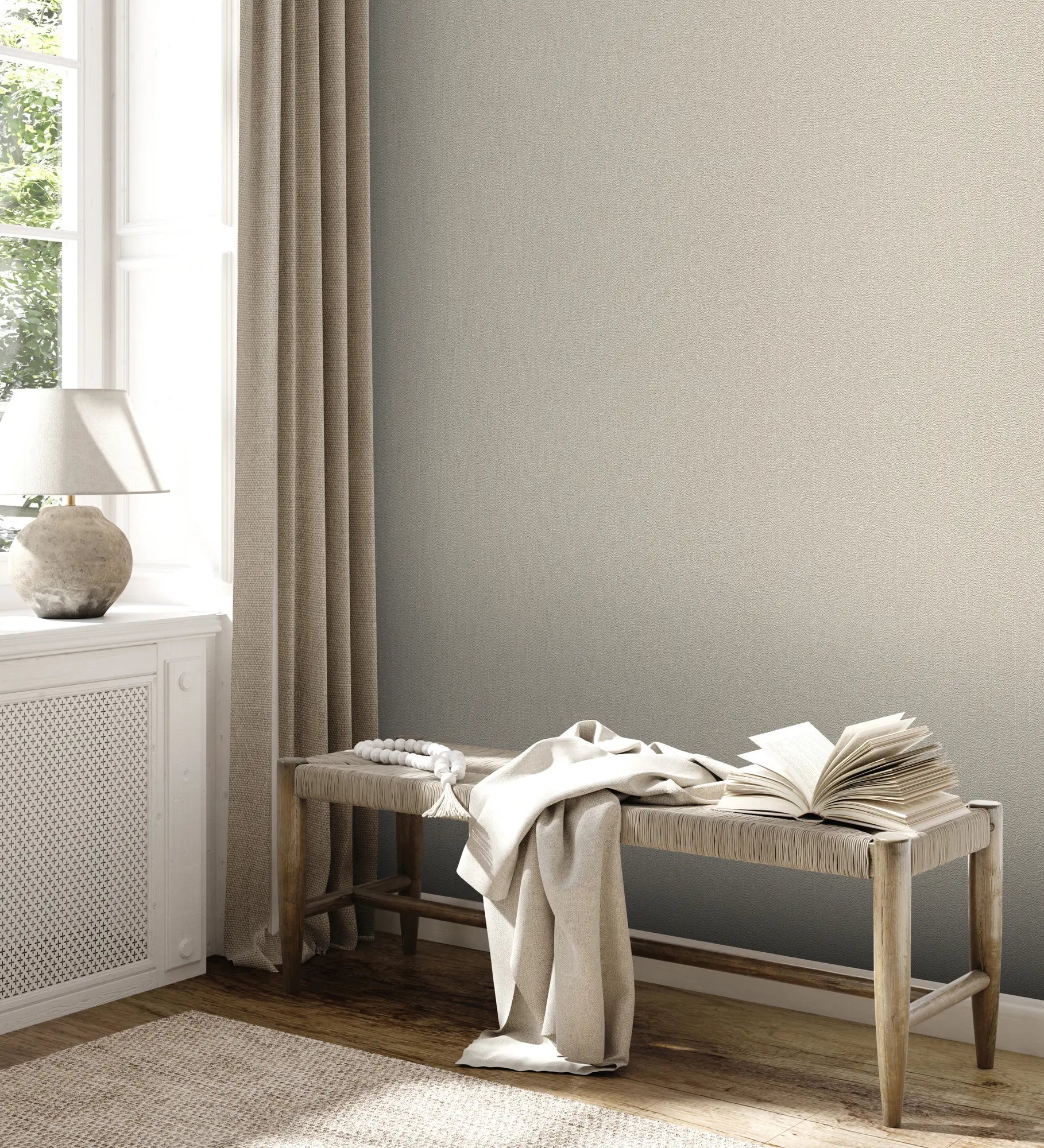 Værelse med Textured Calm - Taupe tapet fra Nicetapet.dk. Inkluderet er en bænk, tæppe og vindue med rolig naturlig belysning.