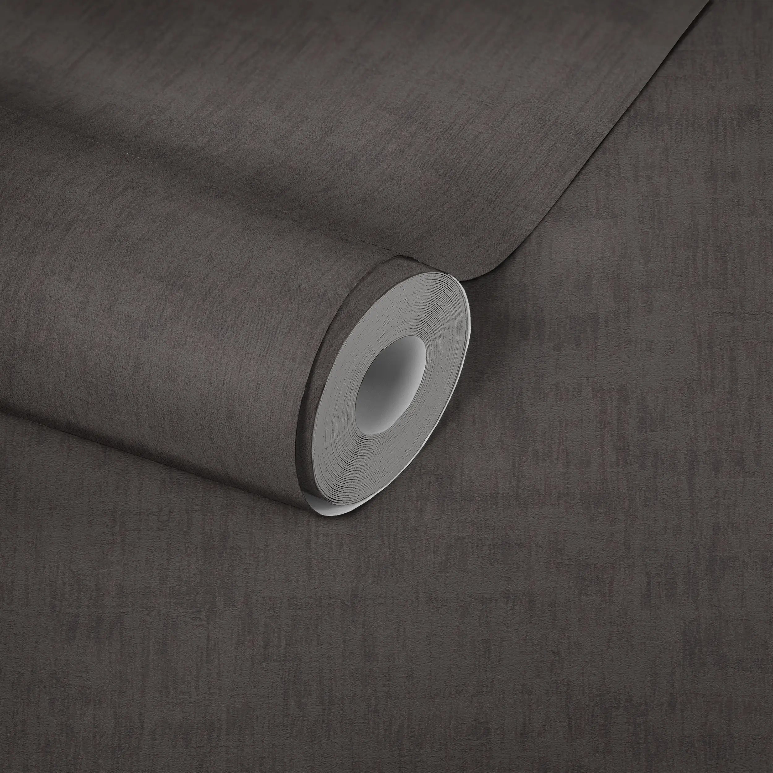 Rulle med tapet i designet Textured Elegance - Charcoal, der viser teksturen på materialet.