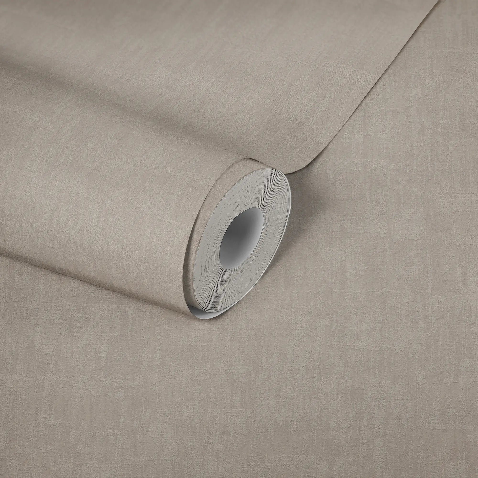 En rulle af Textured Elegance - Ivory tapet, der ligger på en matchet baggrund for at vise teksturen og farven.