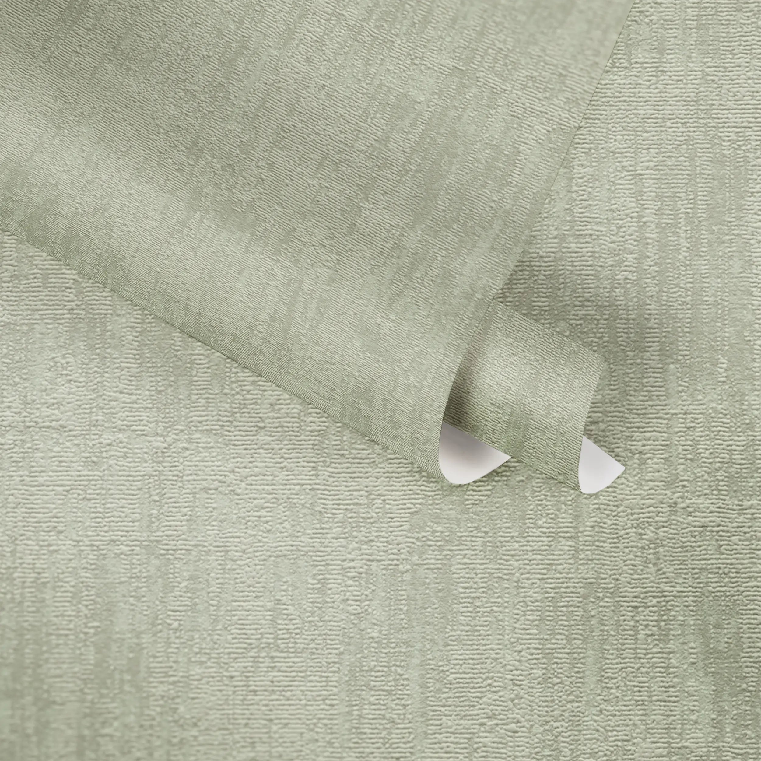 En rullet visning af Textured Elegance - Sage tapetet, der viser dets tekstur og højkvalitets finish. Produkt fra Nicetapet.dk.