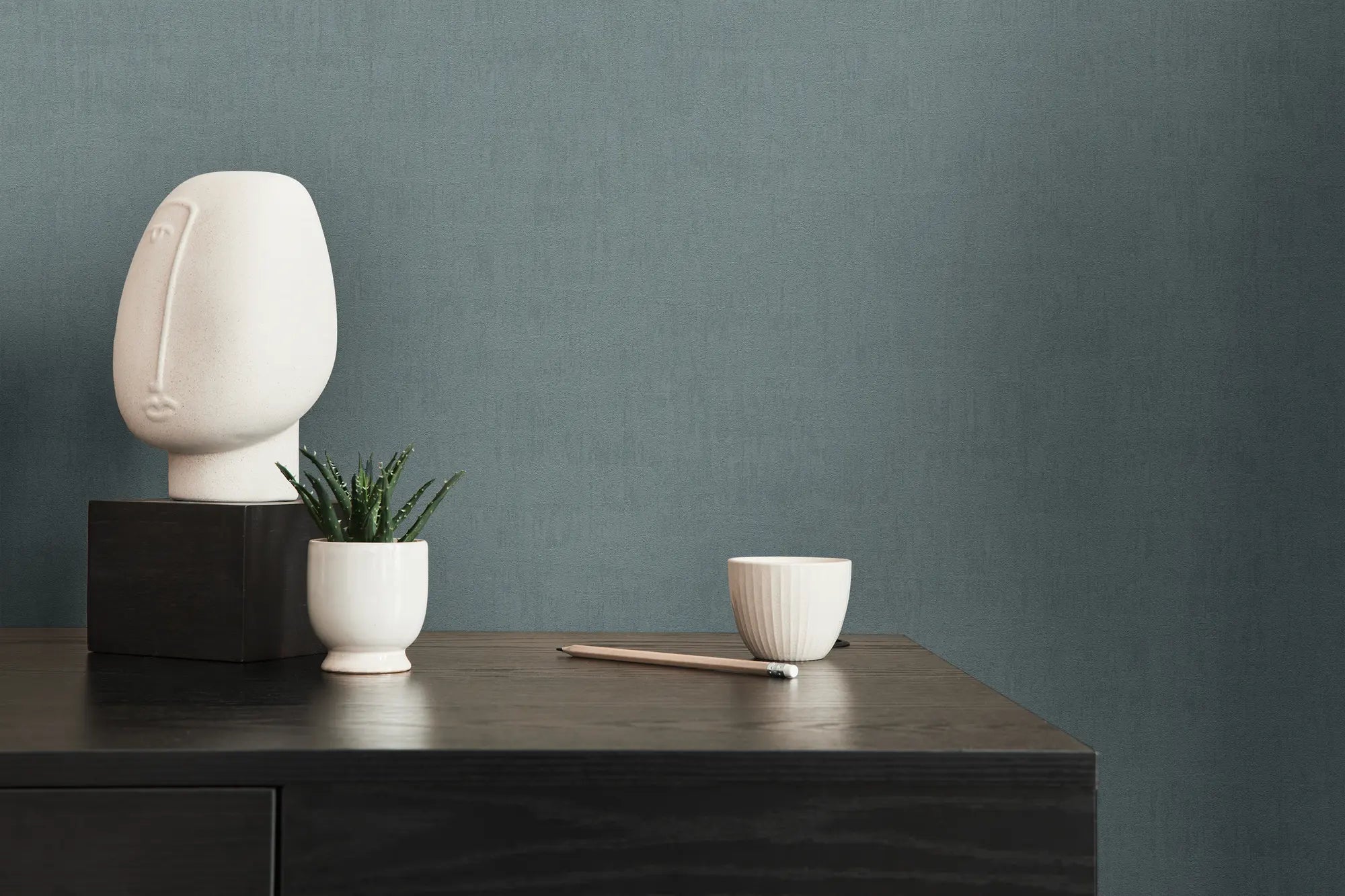 Tapetet Textured Elegance - Sky fra Nicetapet.dk anvendt i en stilfuld indretning med et moderne skab, keramiske dekorationer og planter.